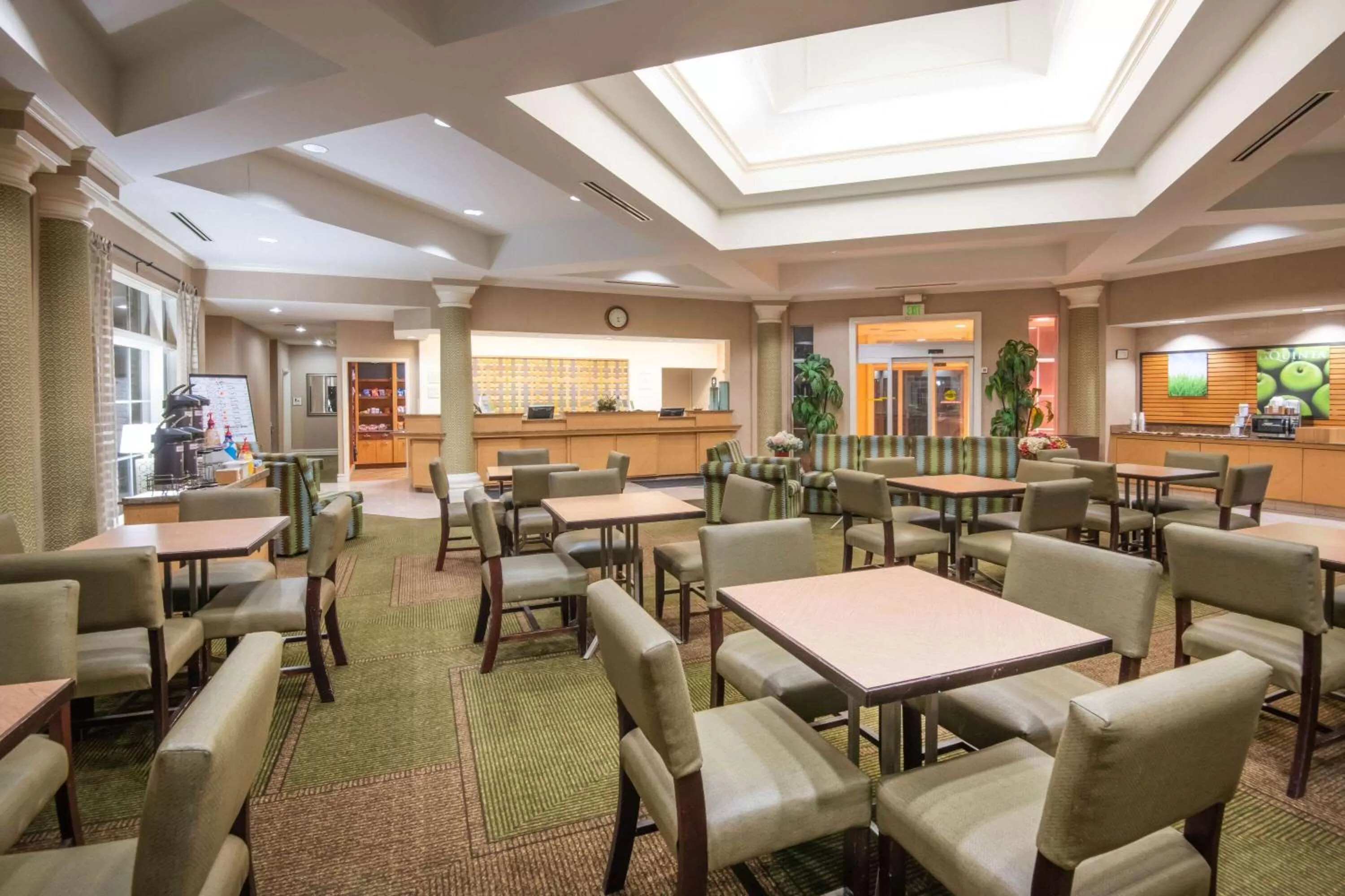 Lobby or reception in La Quinta by Wyndham Colorado Springs South Airport