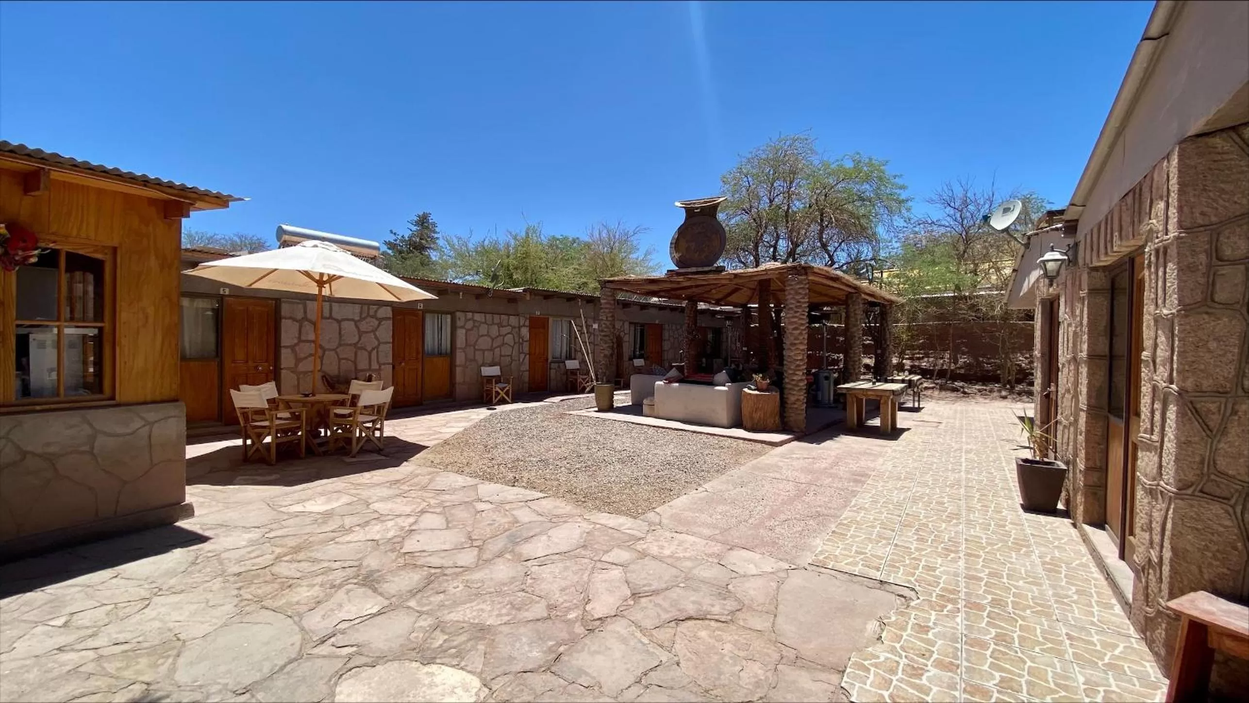 Patio, Property Building in Hostal Katarpe