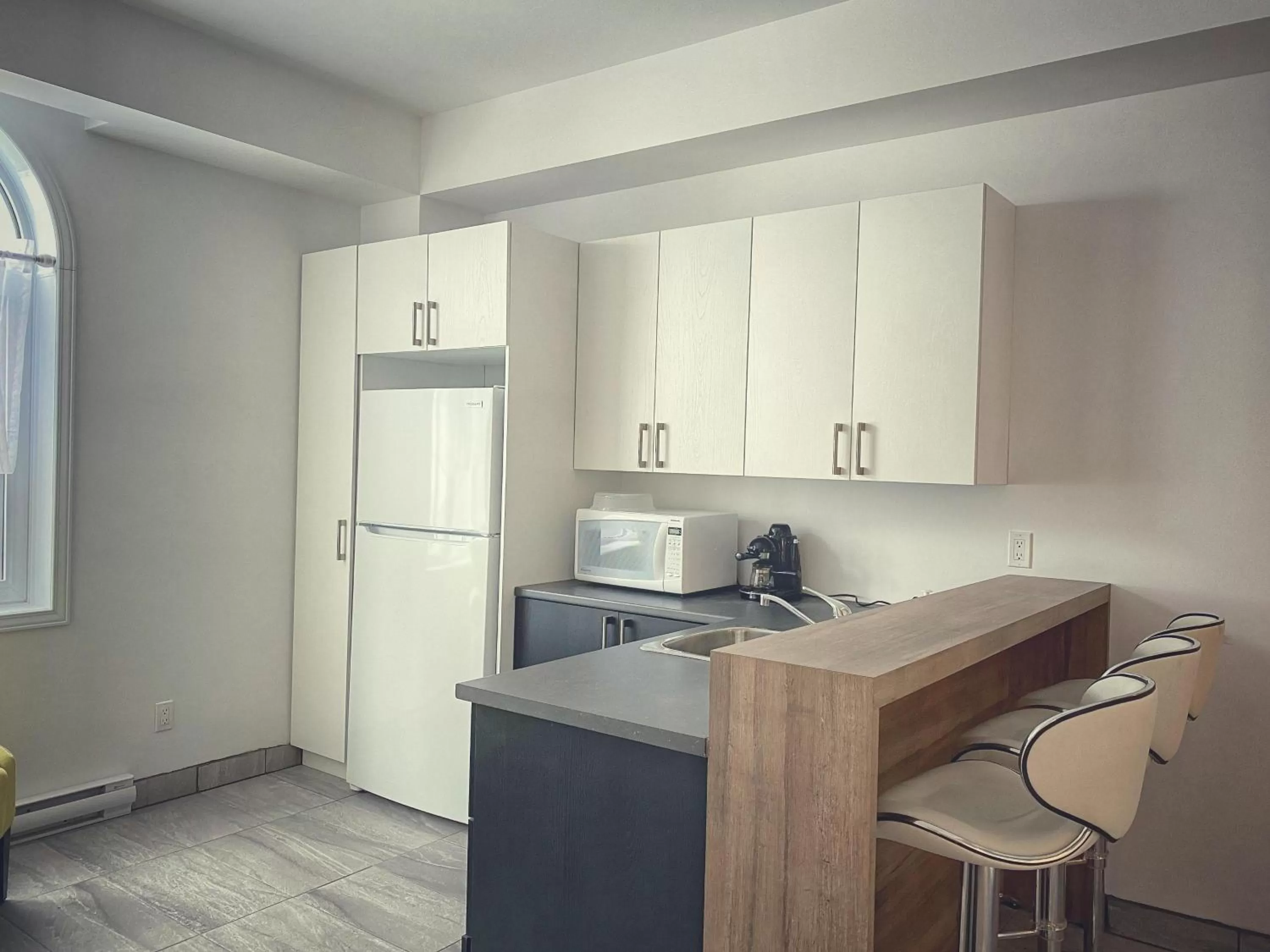 Kitchen or kitchenette in Auberge Le St-Alexis