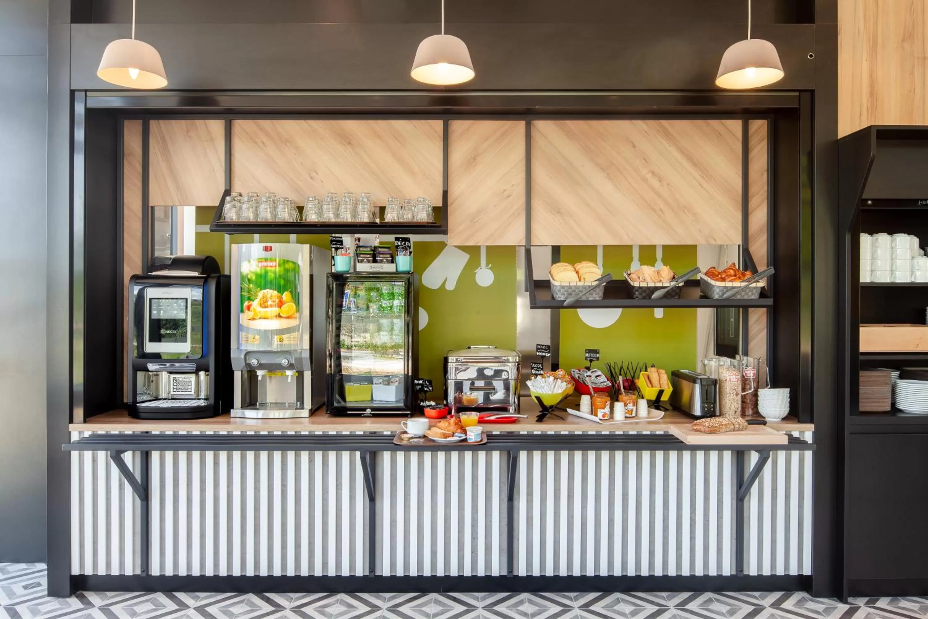 Buffet breakfast in B&B HOTEL Igny Palaiseau