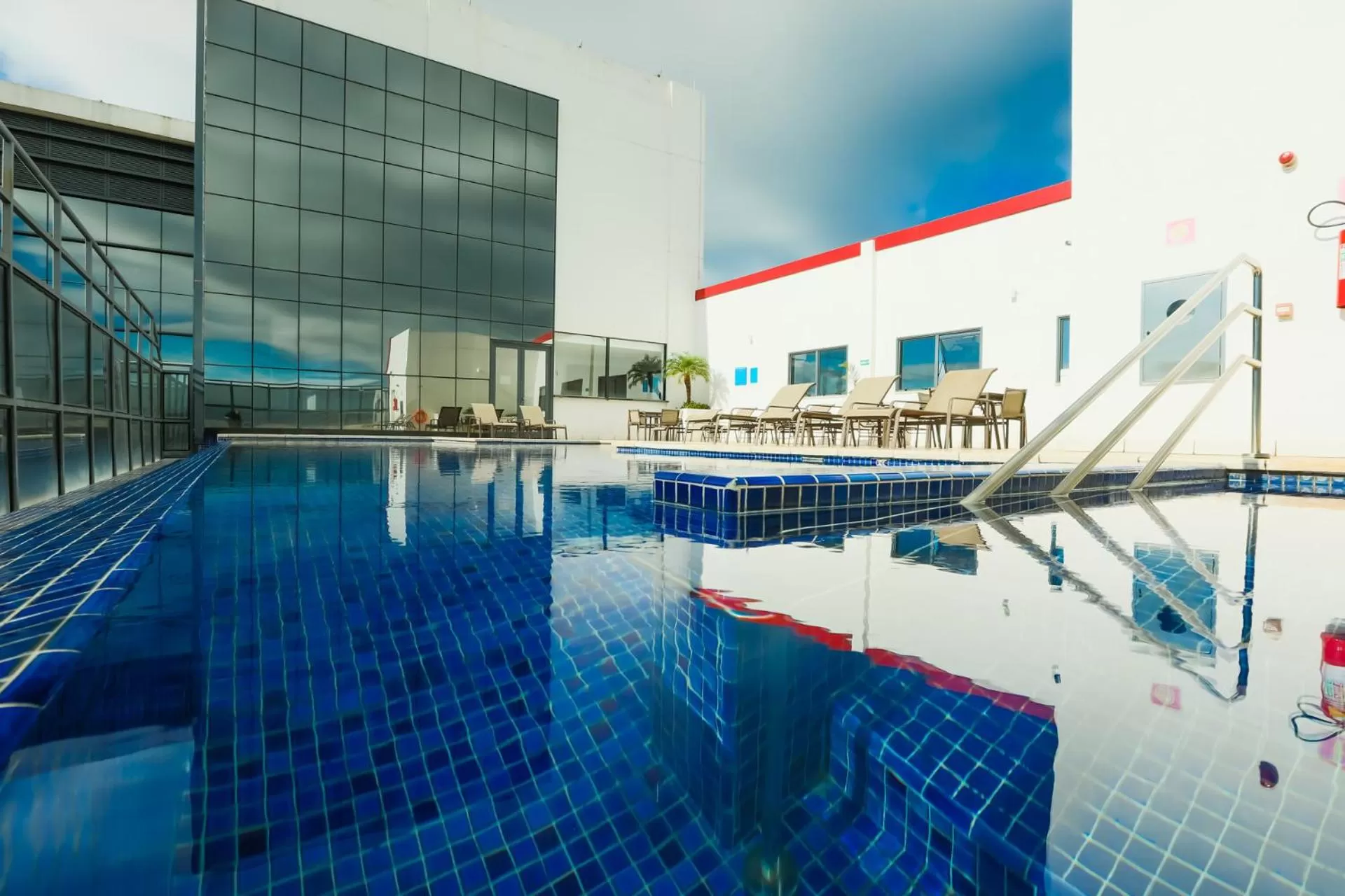 Swimming pool in TRYP By Wyndham Ribeirão Preto