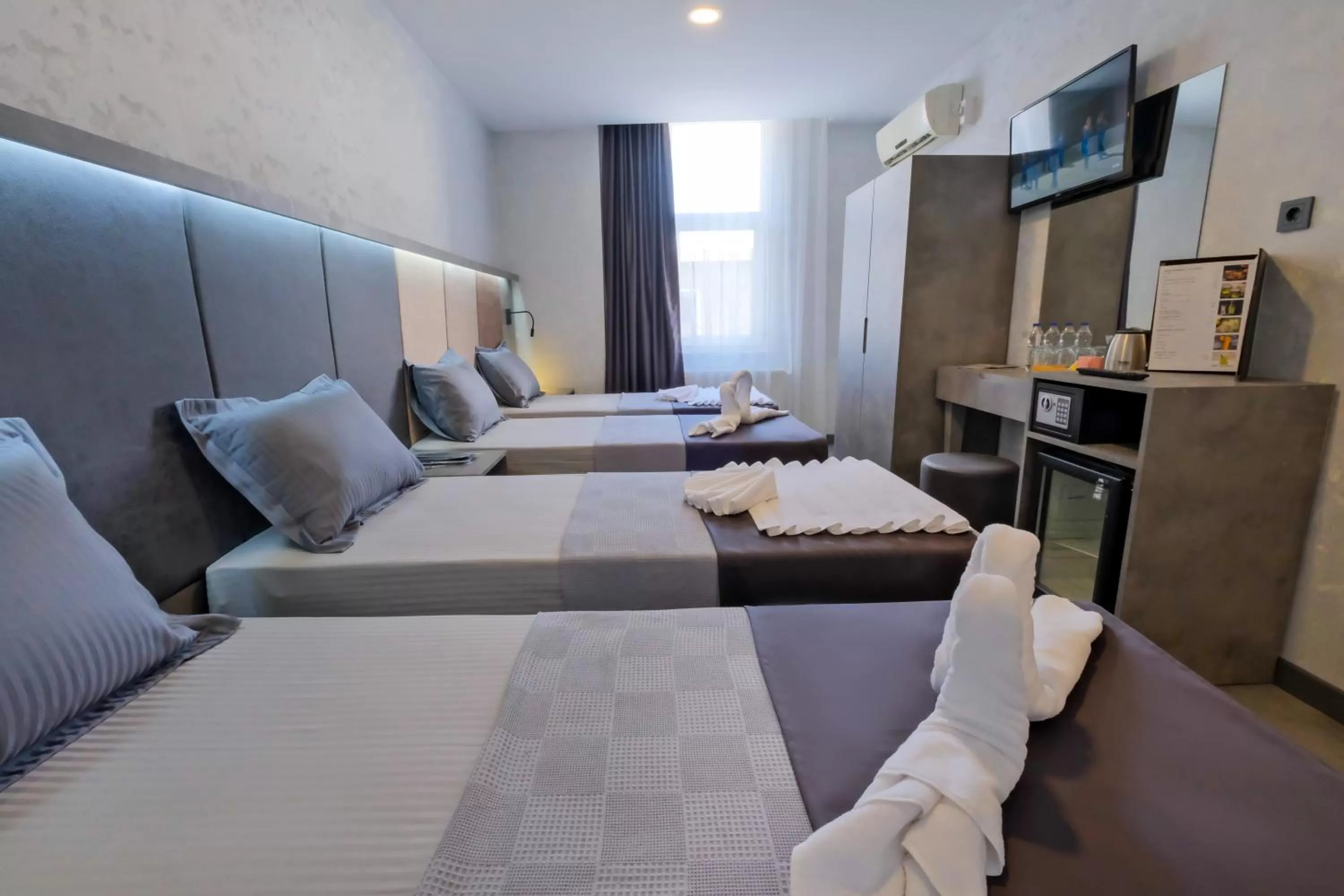 Photo of the whole room, Bed in The Queen Hotel