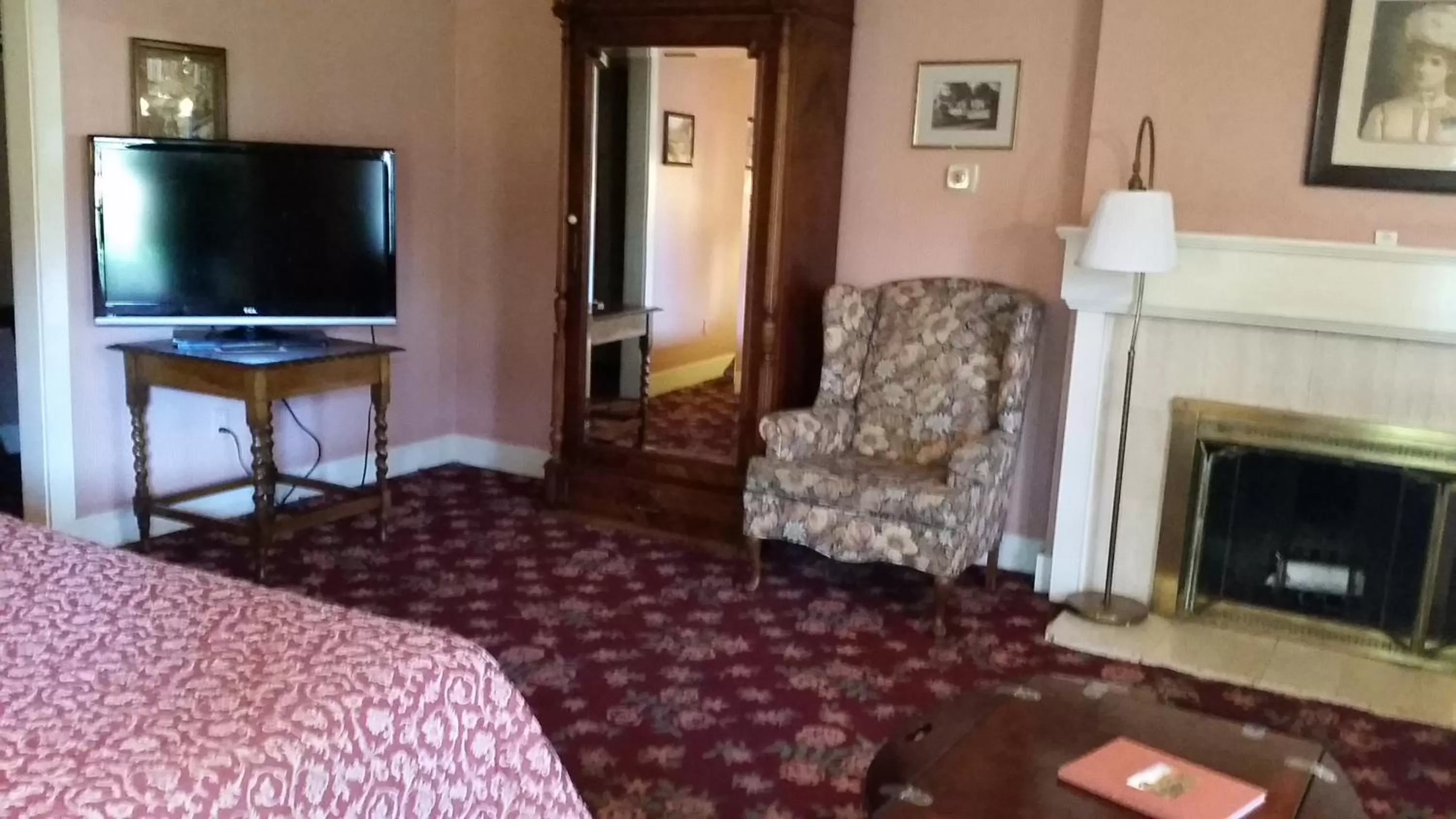 TV and multimedia in Mendocino Hotel & Garden