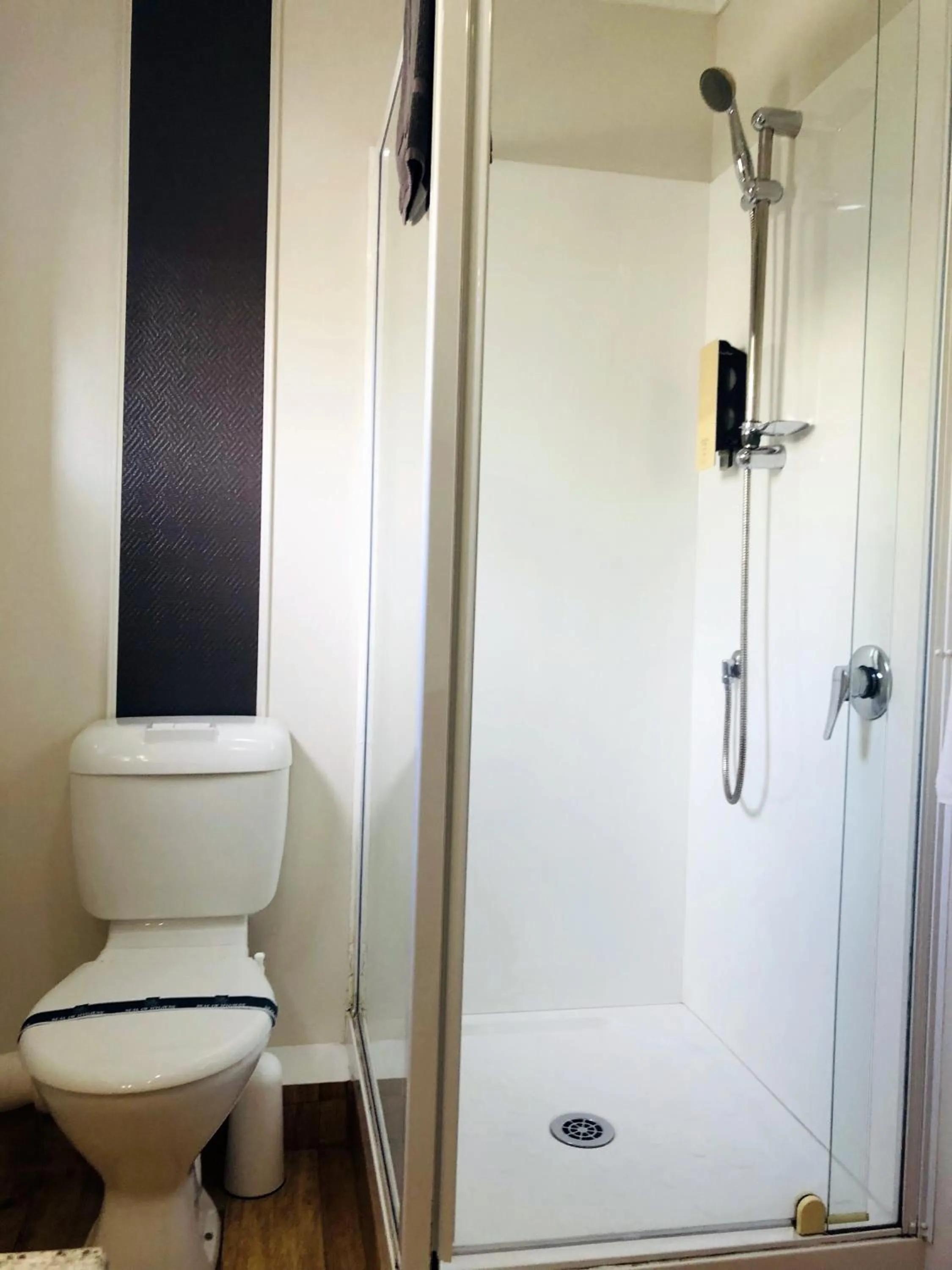 Bathroom in Tudor Court Motor Lodge