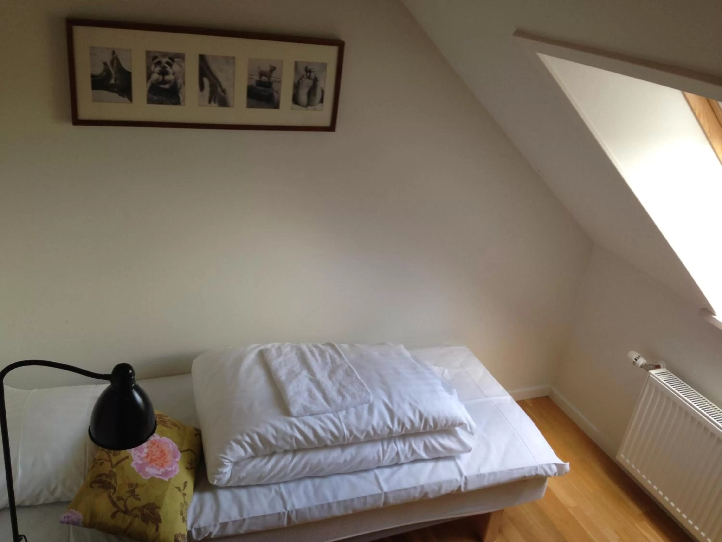 Bedroom, Bed in Kirke Saaby Forsamlingshus