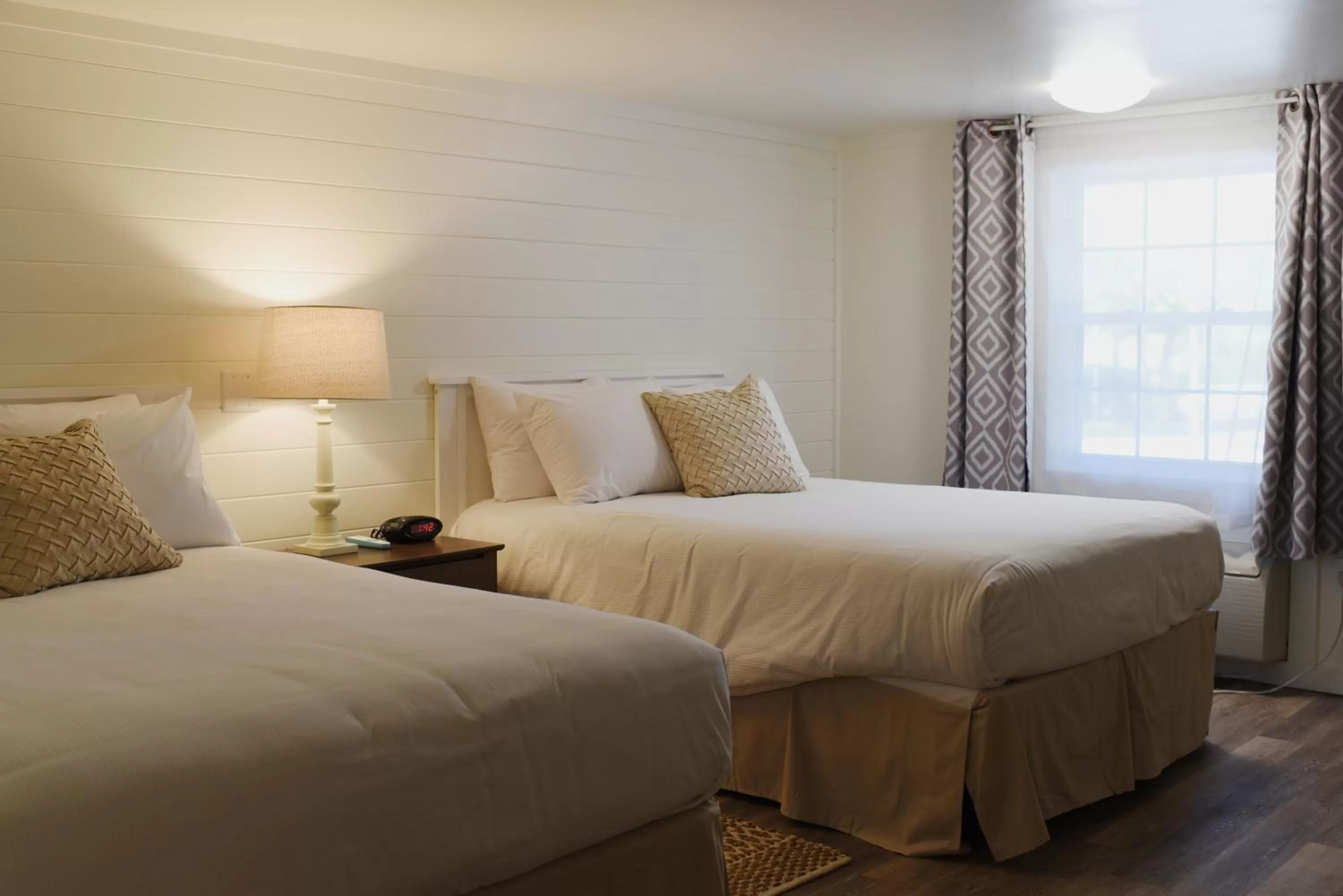 Photo of the whole room, Bed in Sandwich Inn and Suites