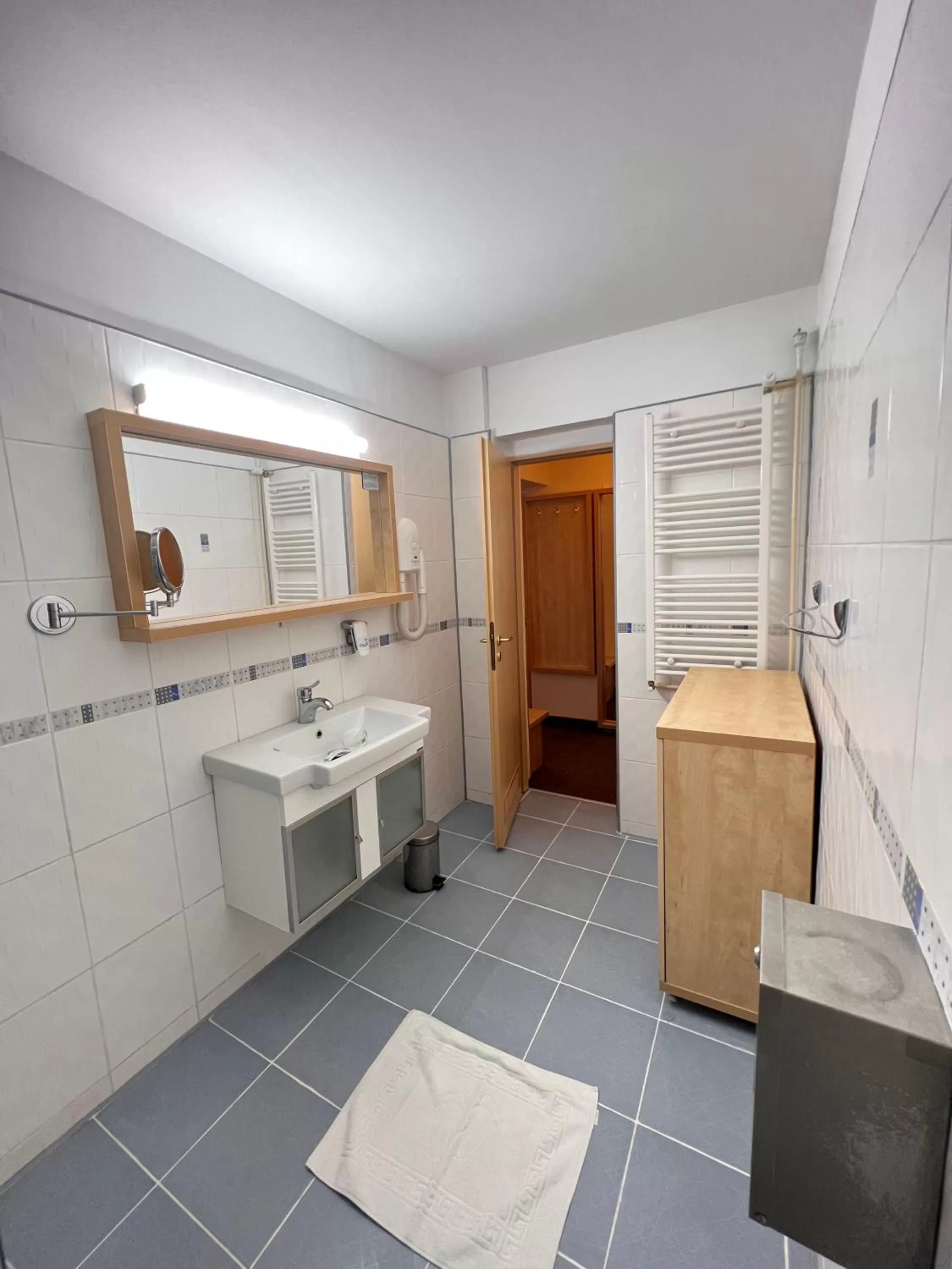 Shower in Hotel Clipa