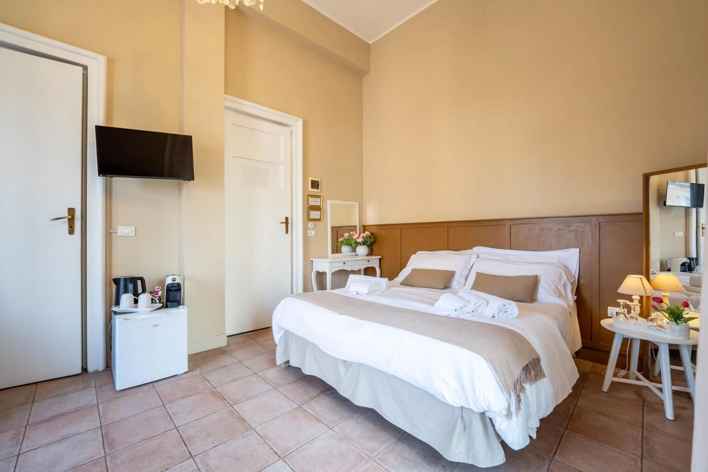 Photo of the whole room, Bed in Joy's Bnb Ortigia