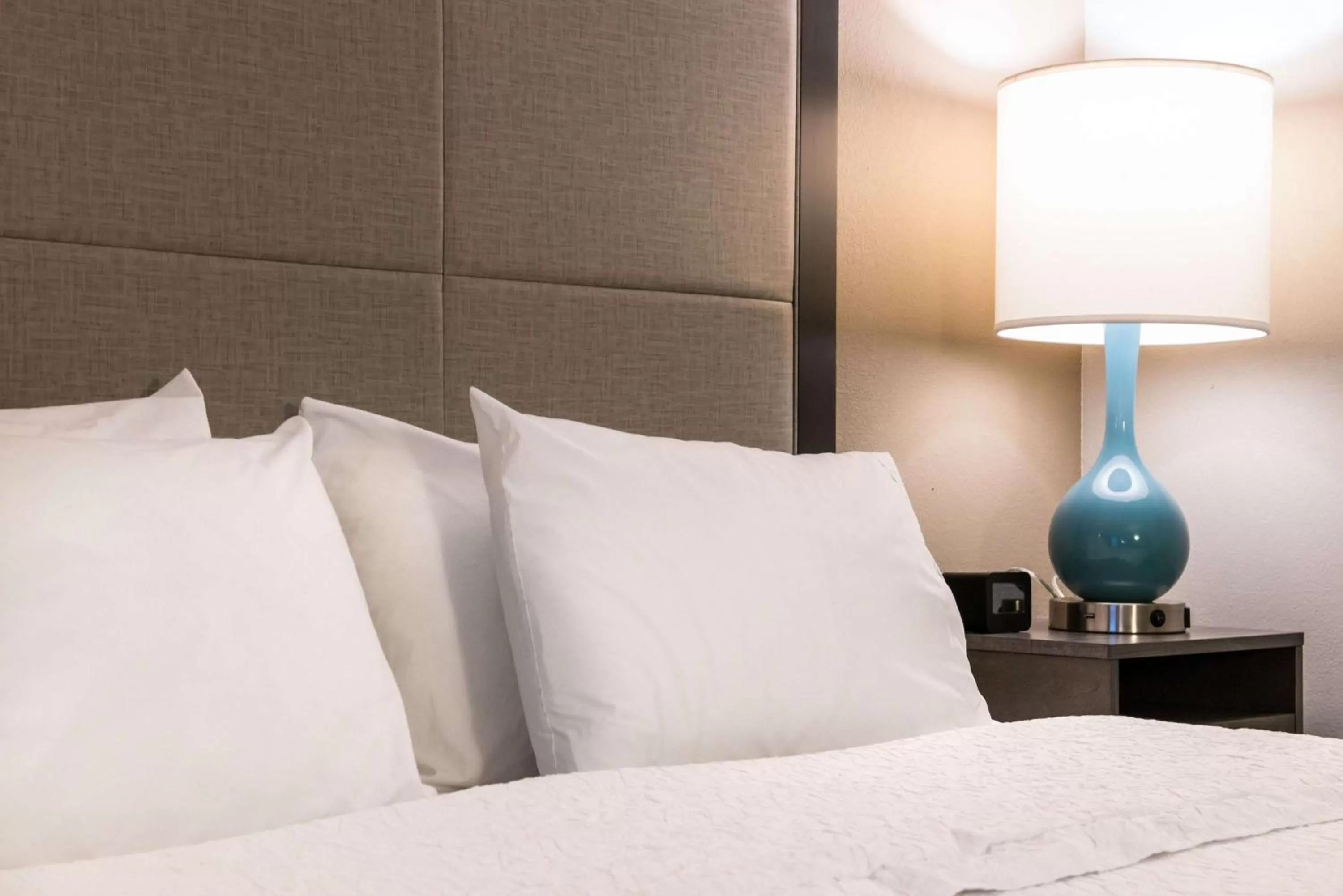 Bed in Hampton Inn Fort Lauderdale Plantation