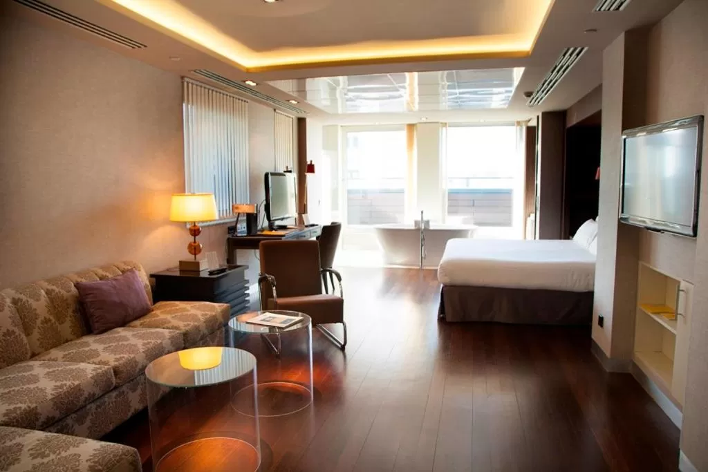 Living room, Bed in Hotel Alfonso