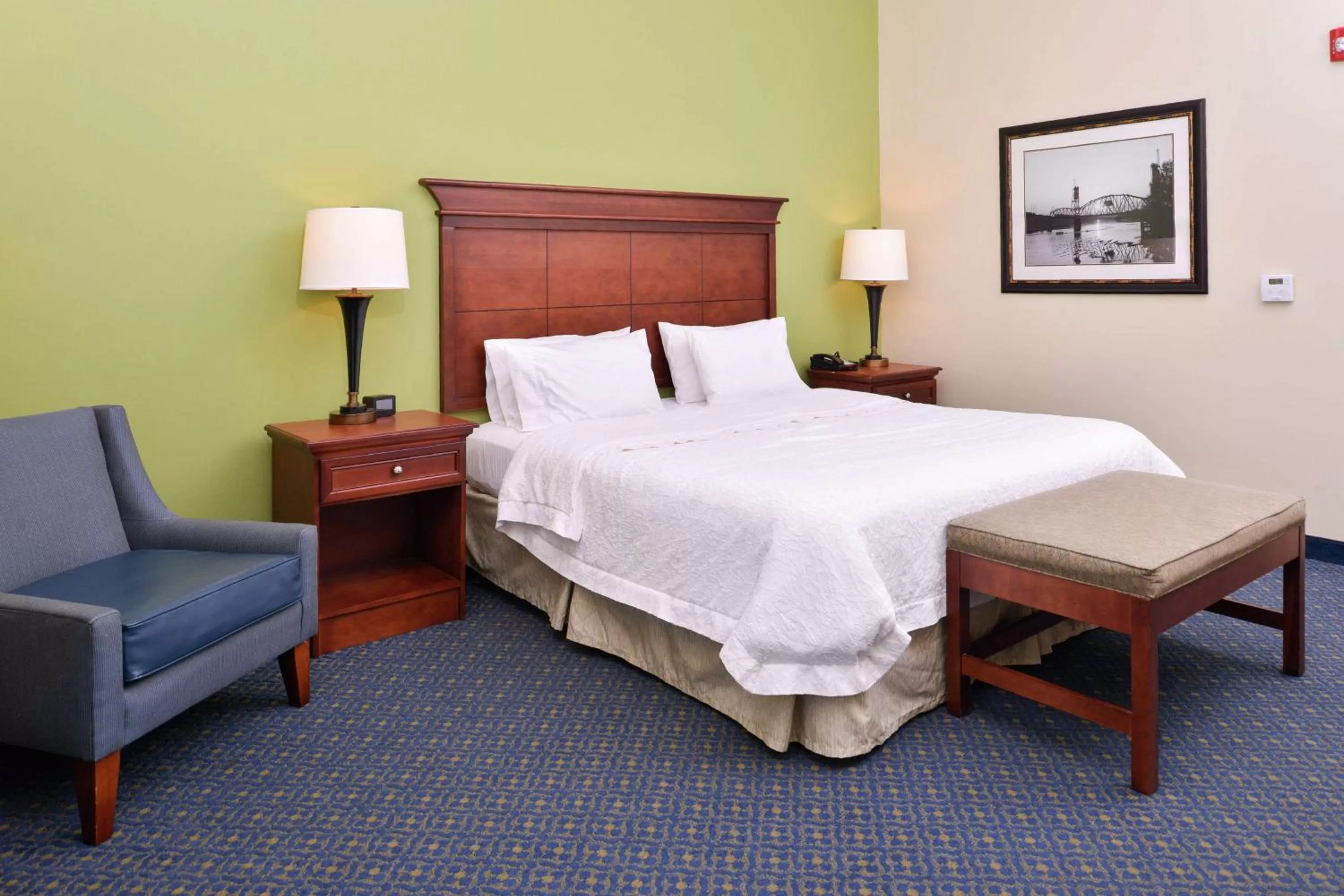 Bed in Hampton Inn Jackson-College Avenue