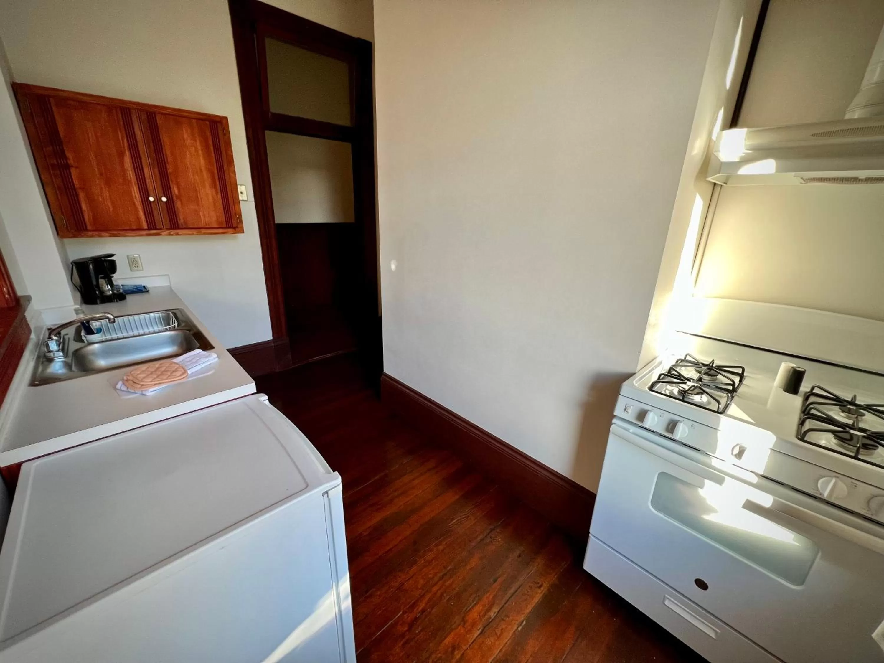 Kitchen/Kitchenette in The Monarch Hotel