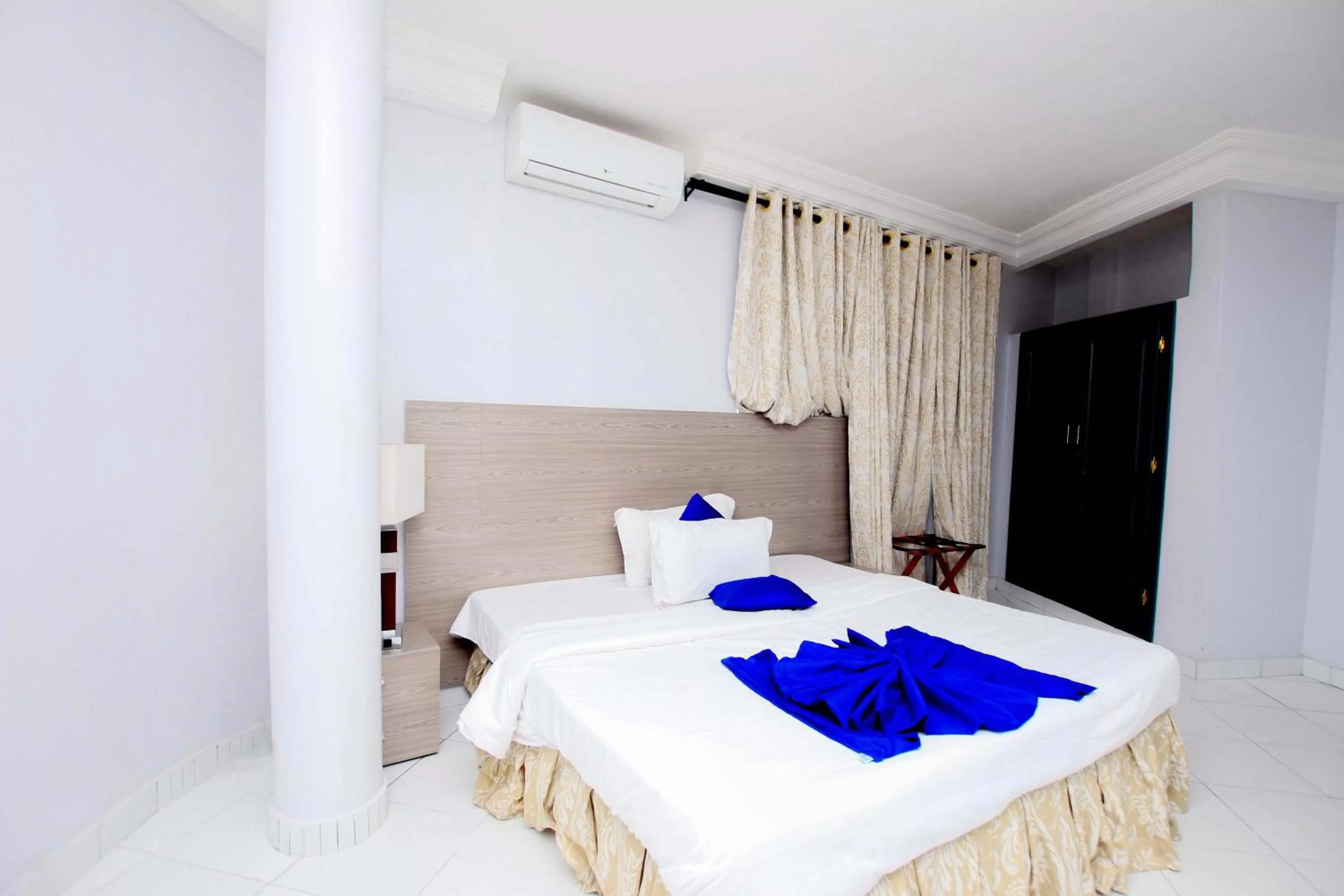 Bedroom, Bed in Hotel Galilée