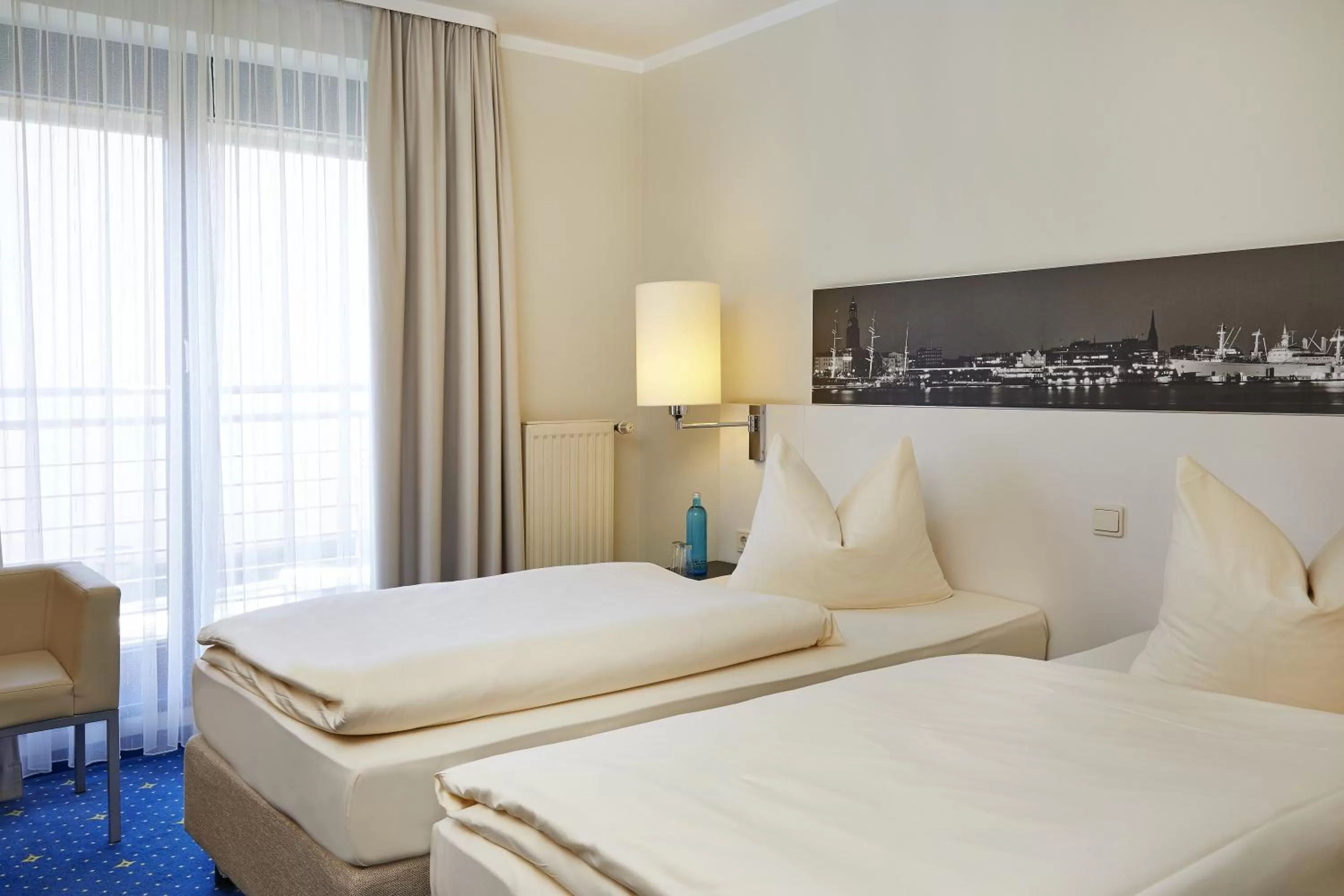 Photo of the whole room, Bed in H4 Hotel Hamburg Bergedorf, Trademark Collection by Wyndham