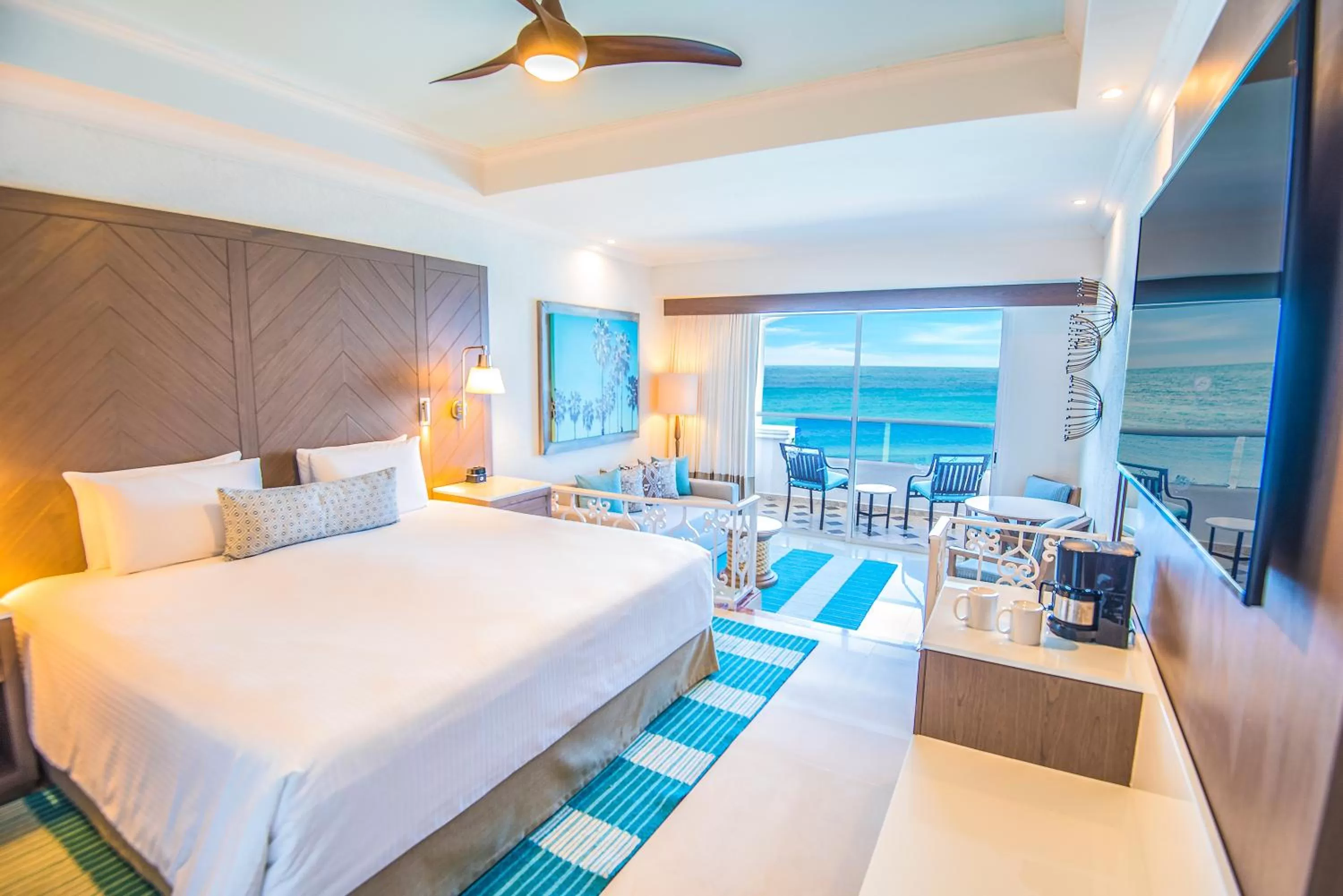 Bedroom, Bed in Wyndham Alltra Cancun All Inclusive Resort