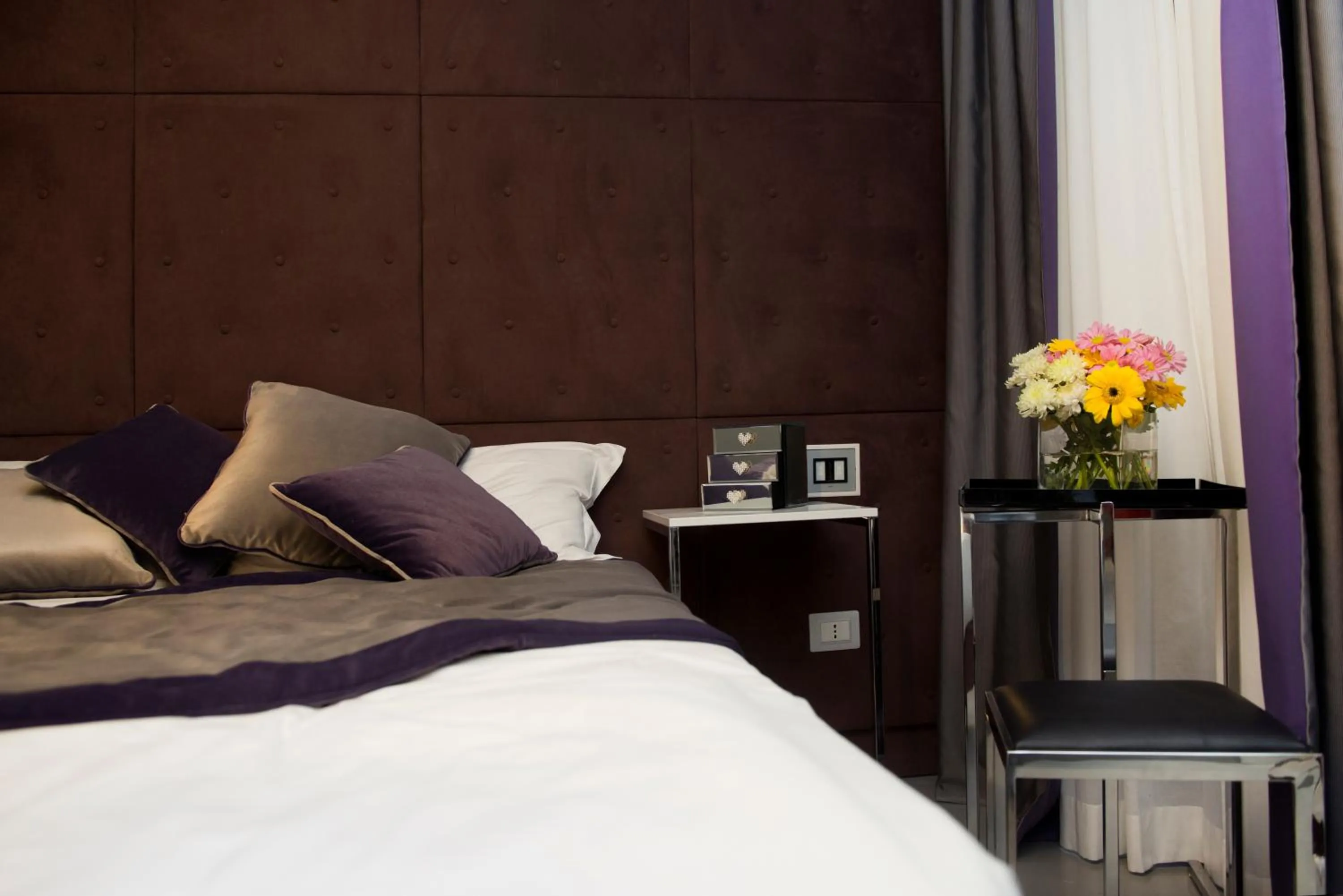 Decorative detail, Bed in Torre Argentina Relais - Residenze di Charme