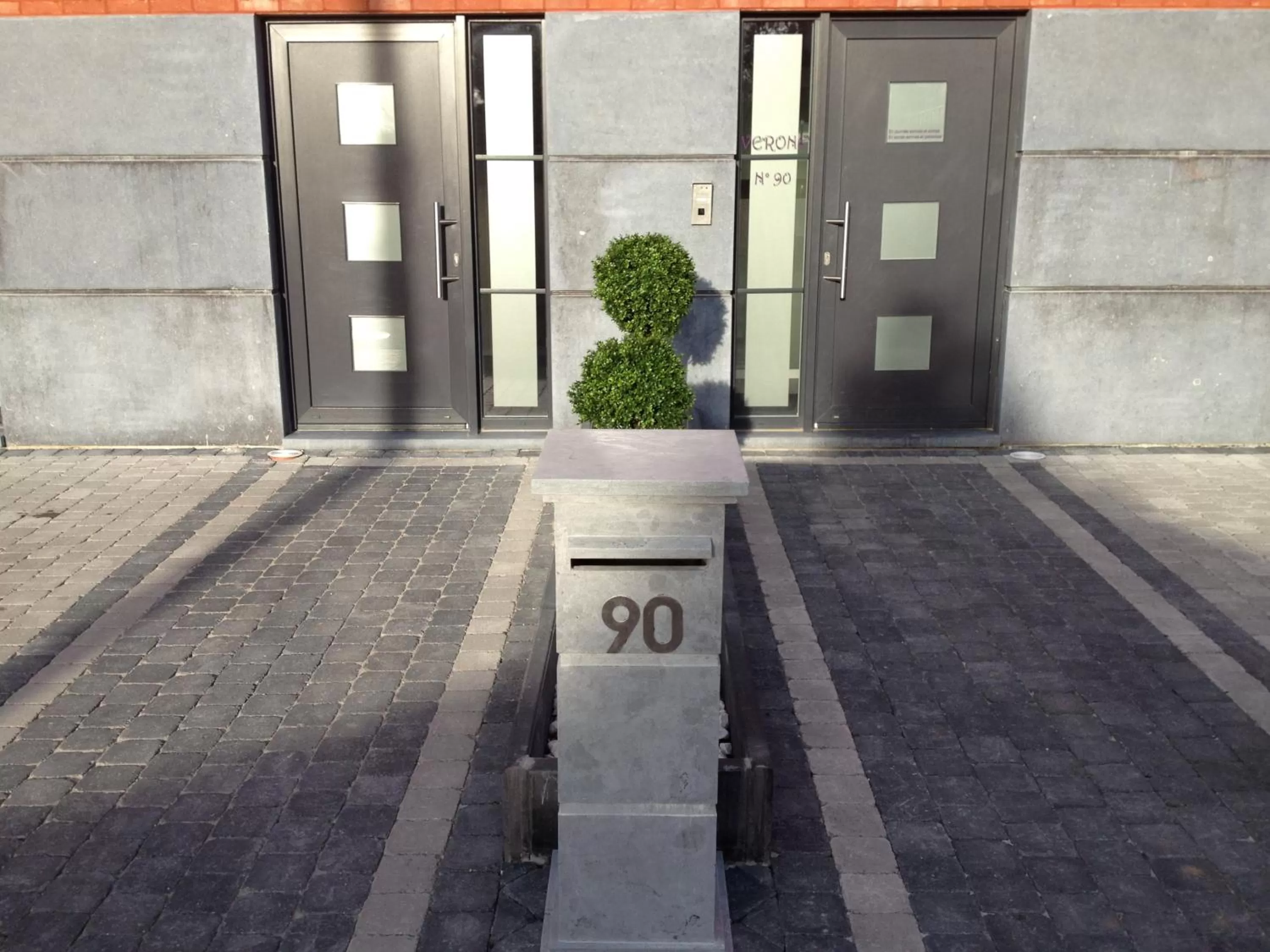 Facade/entrance in V E R O N E - Rooms & Suites - Liège - Rocourt