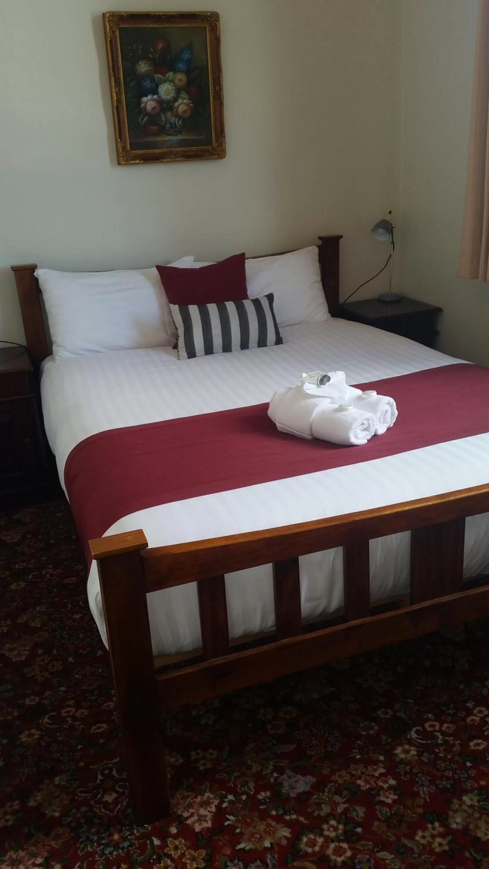 Photo of the whole room, Bed in The Empire Hotel Deloraine