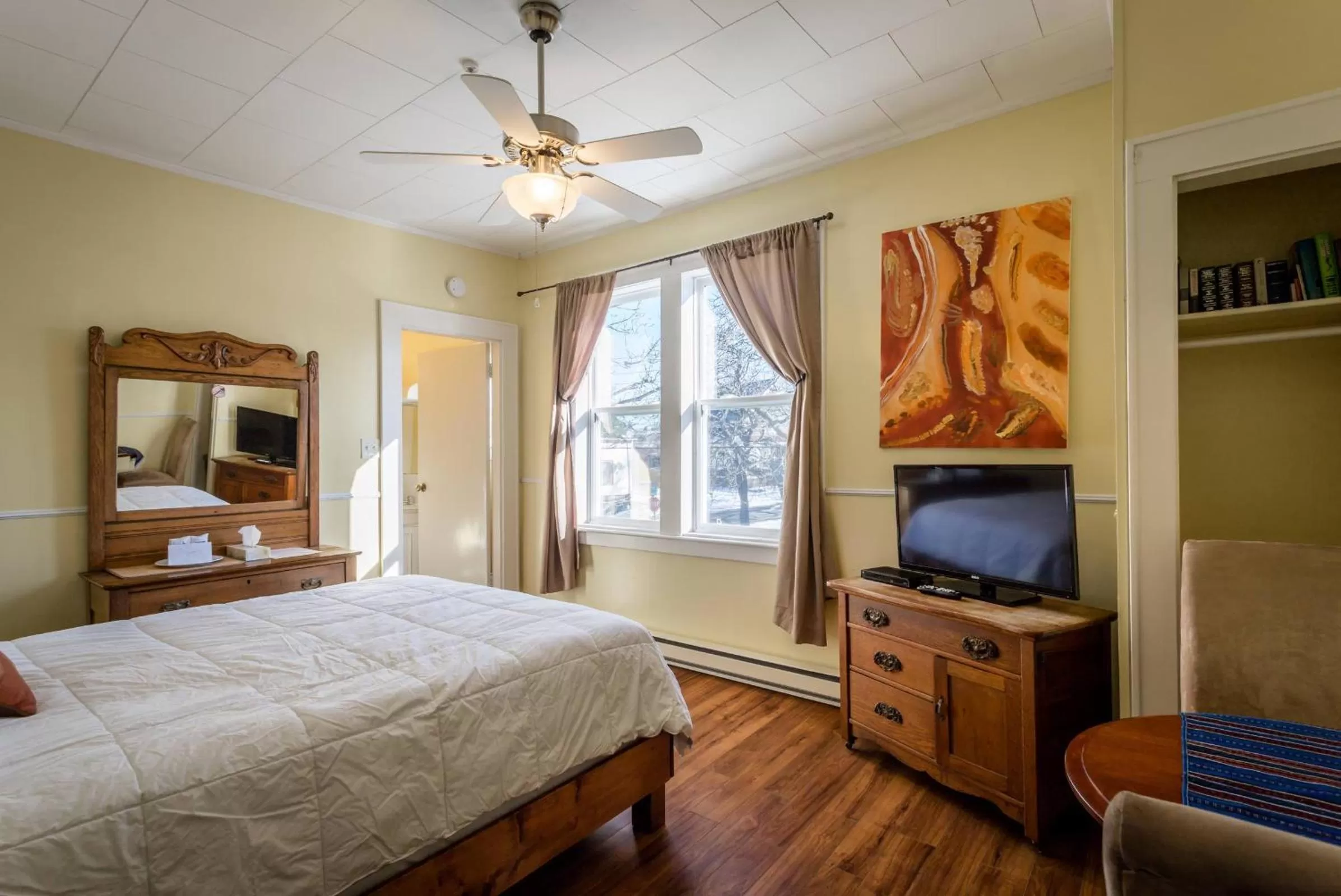 Photo of the whole room in Lakelawn B&B and Motel