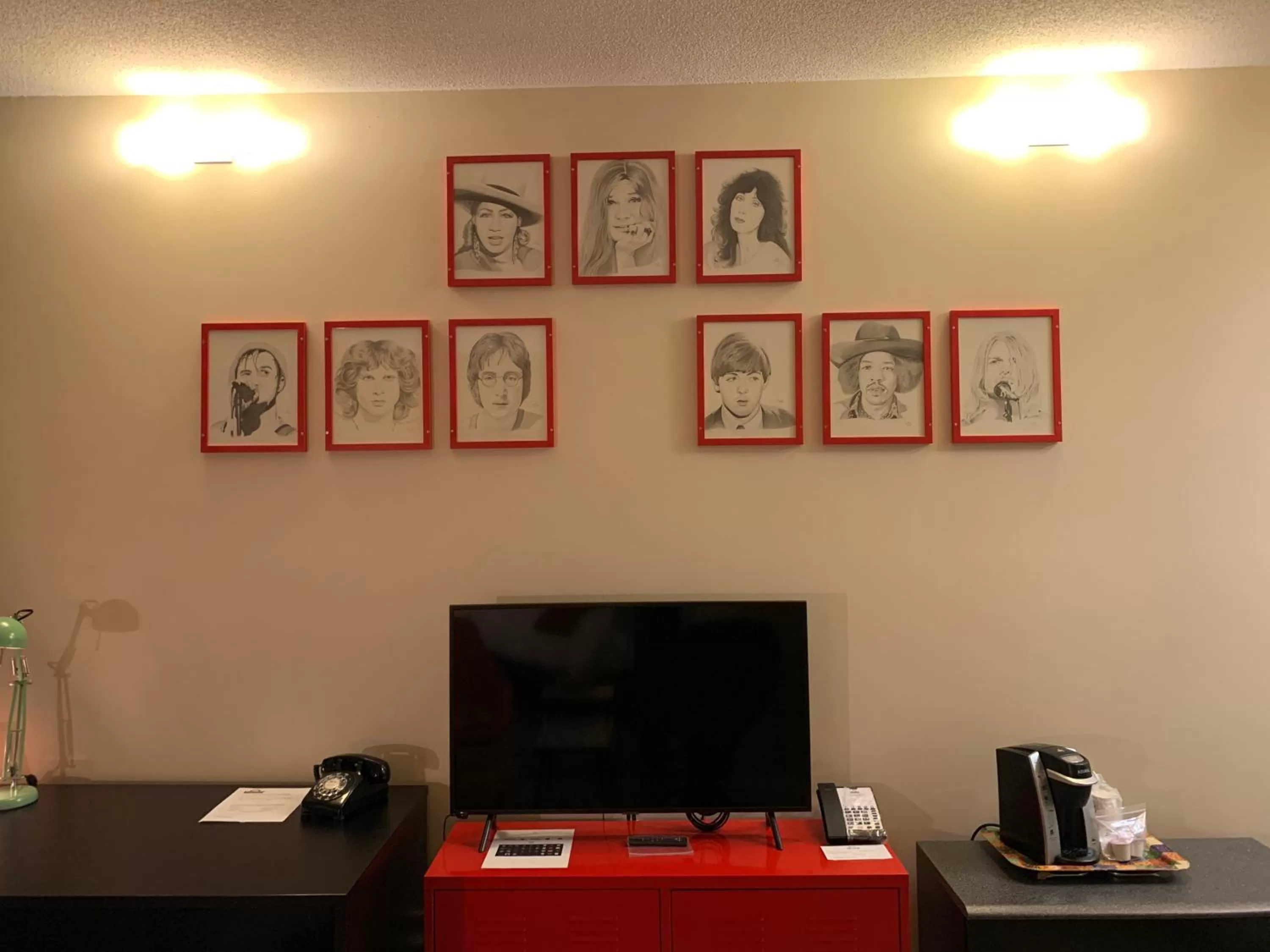 TV and multimedia in Days Inn by Wyndham Berthierville