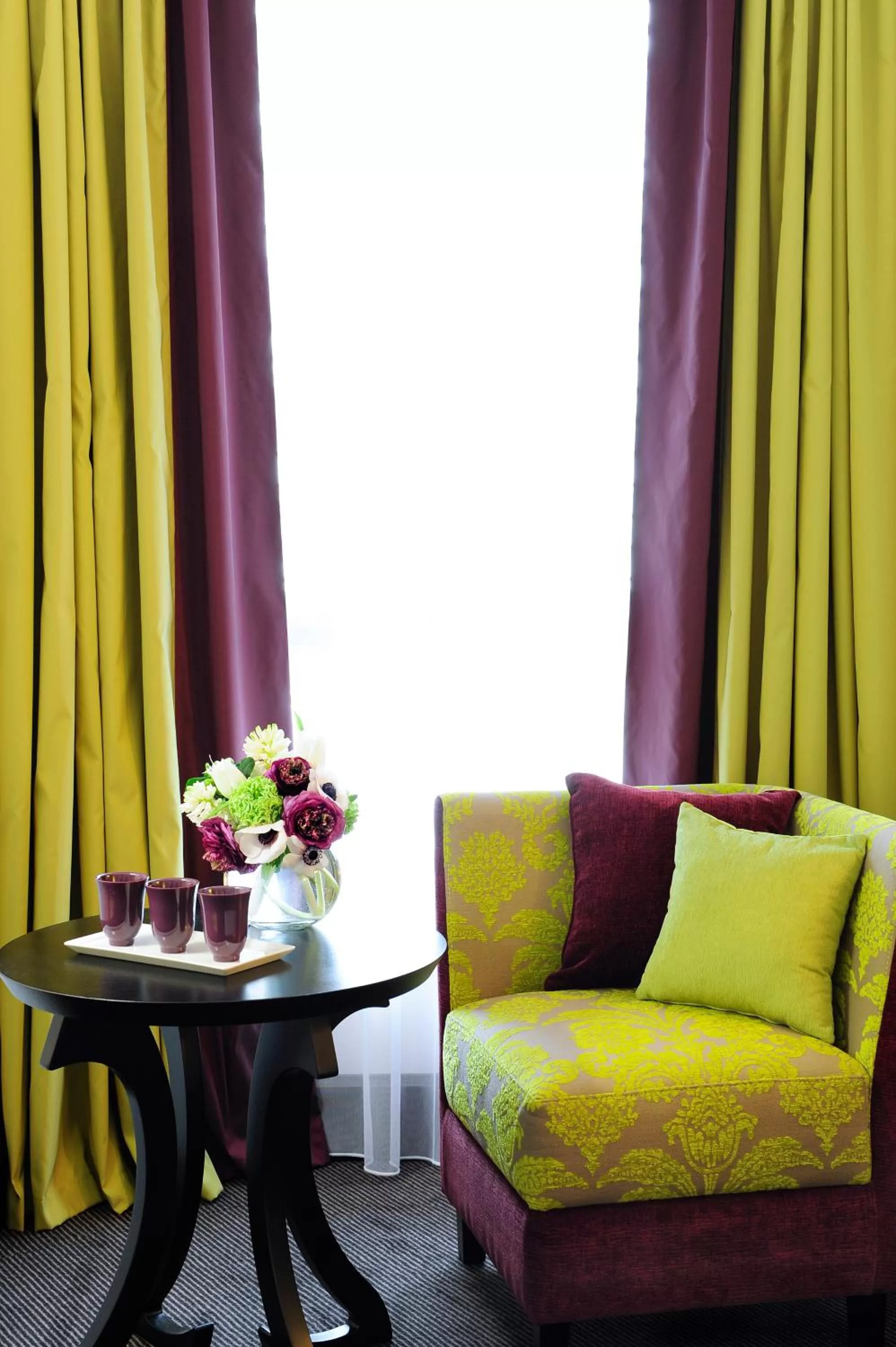 Seating area in Hôtel Tiffany by Fassbind