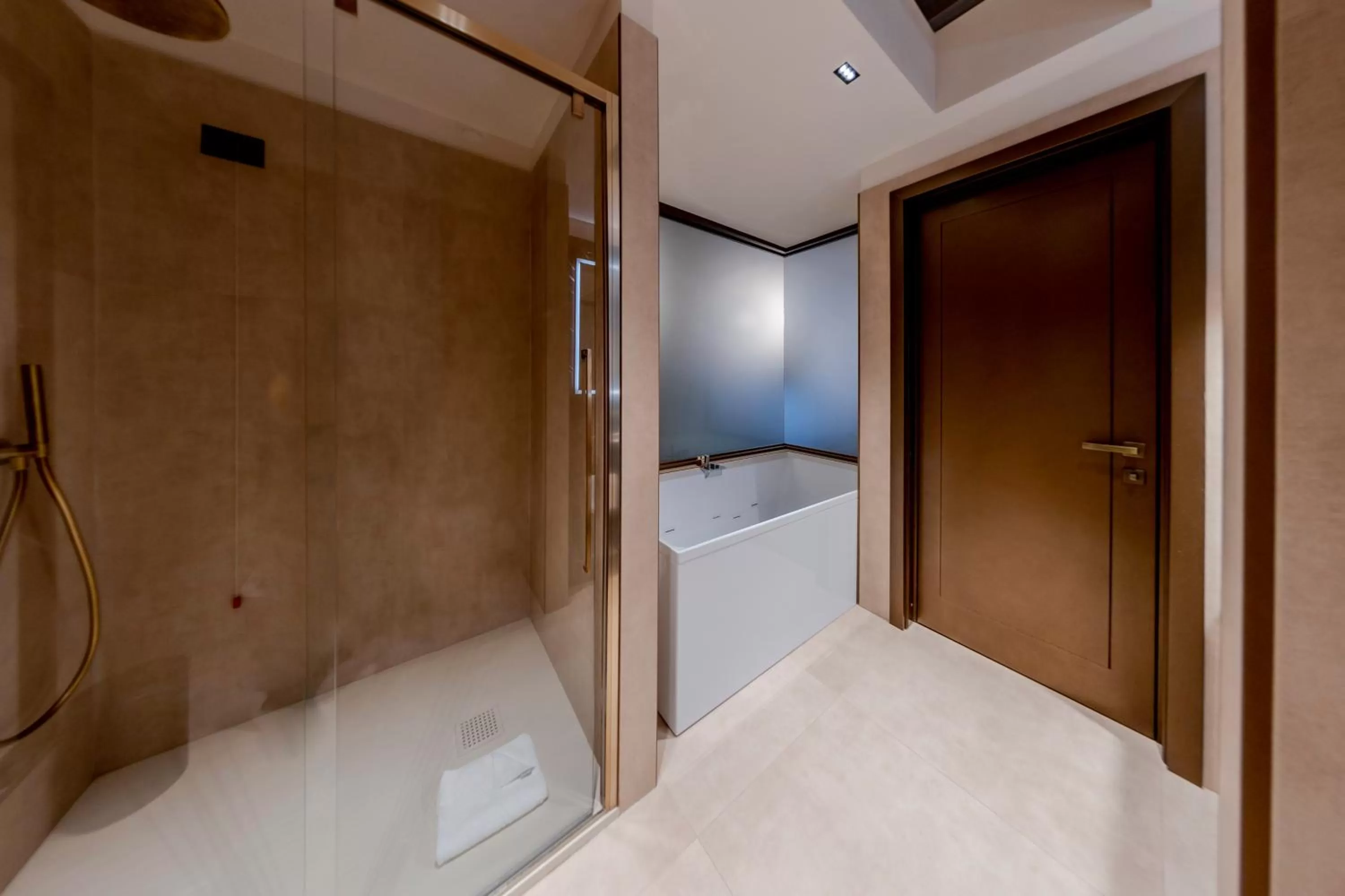 Shower, Bed in Martius Private Suites Hotel
