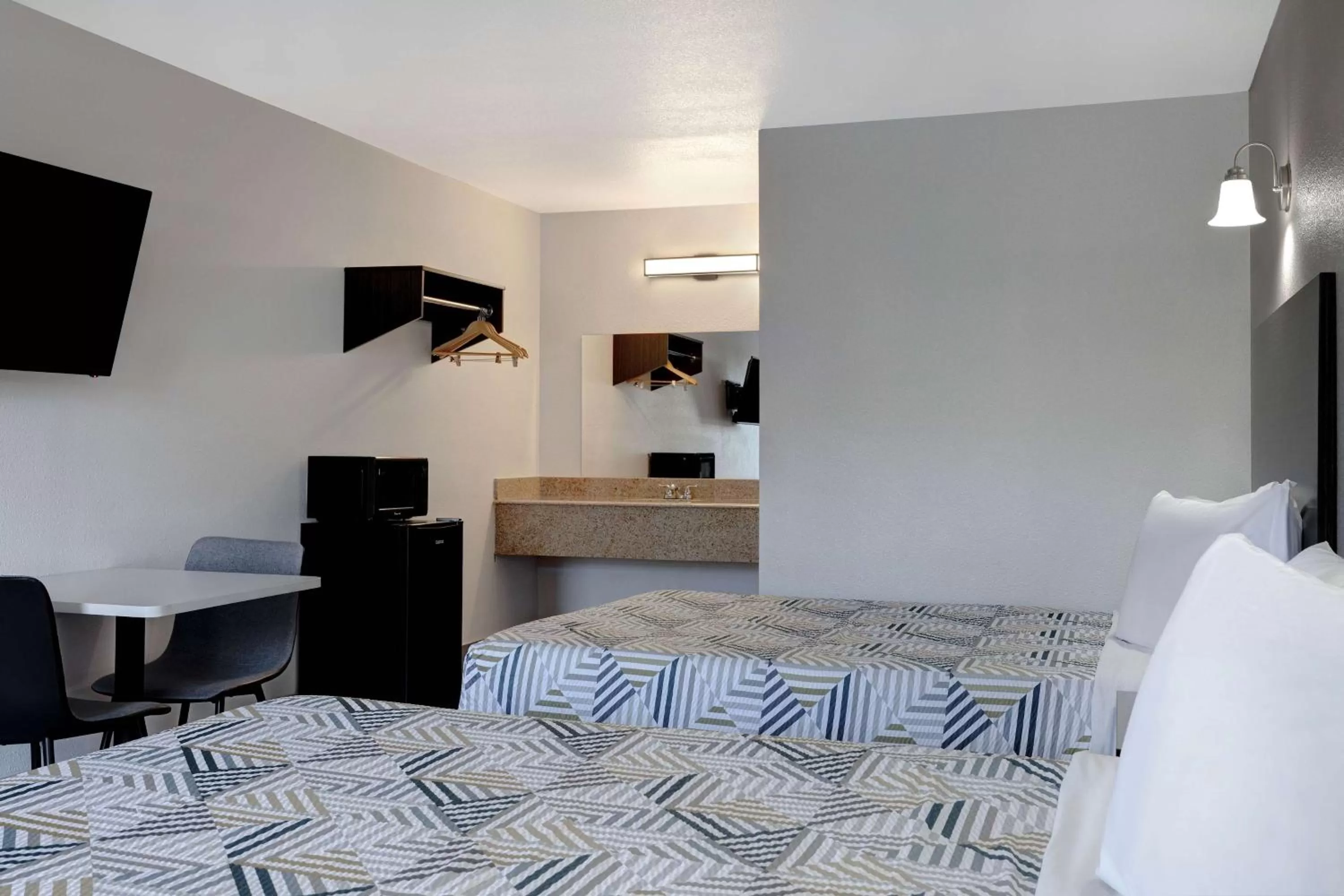 Bedroom, Bed in Crestview Inn