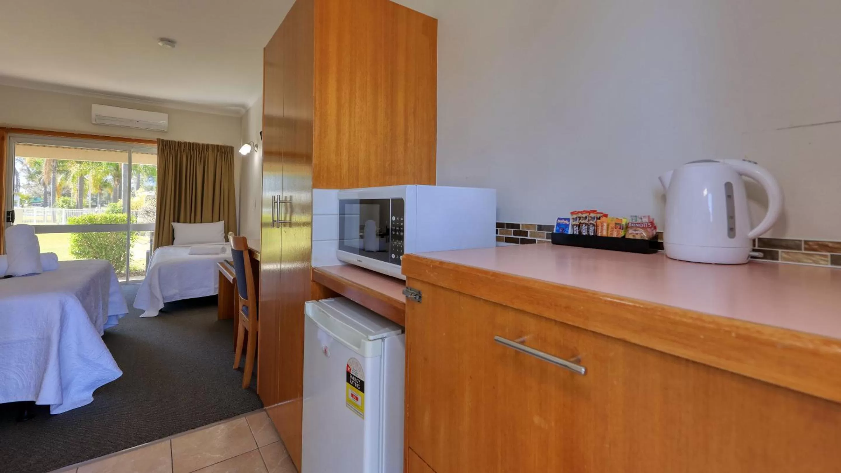 Coffee/tea facilities, Bed in Chinchilla Great Western Motor Inn