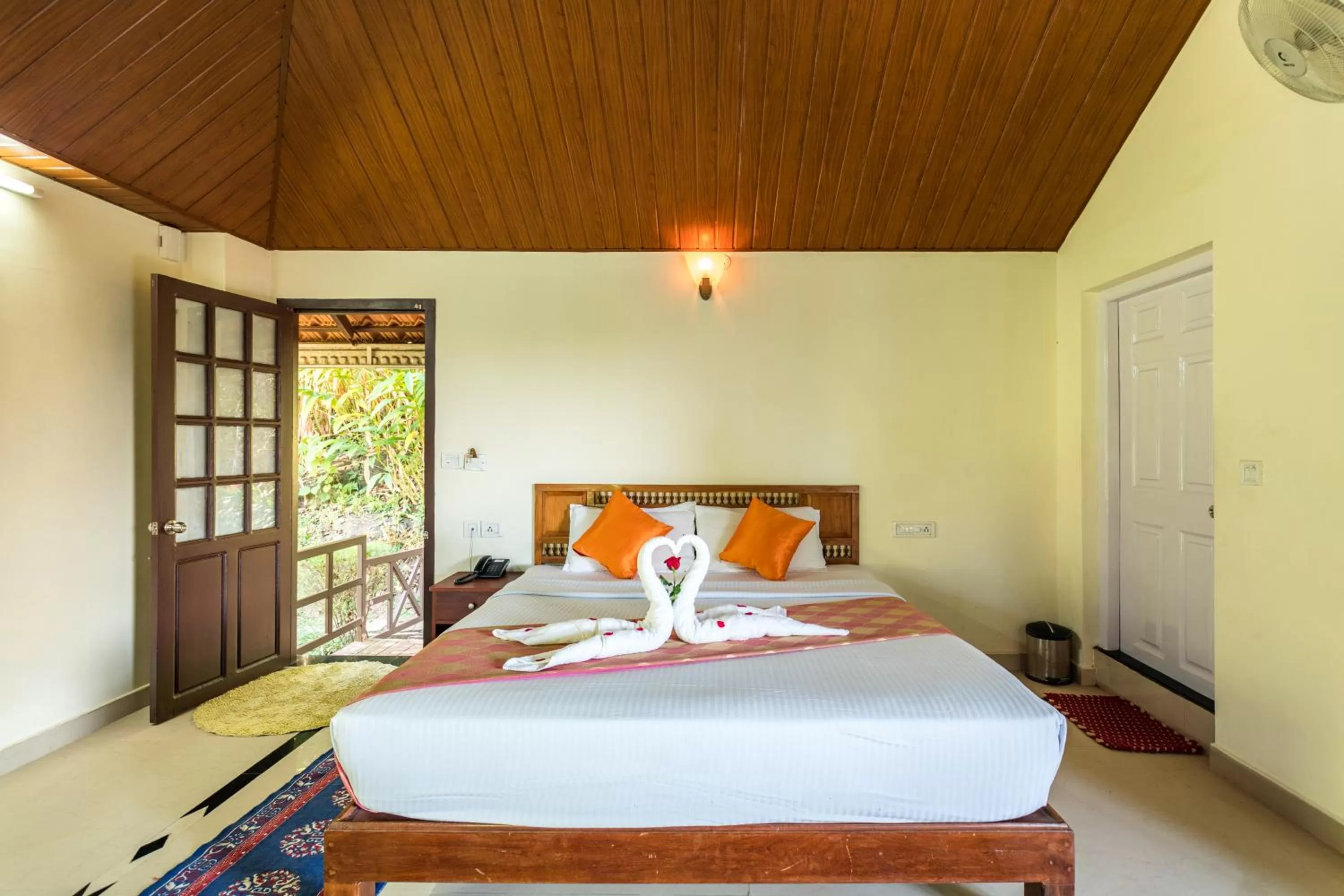 Photo of the whole room, Bed in Violet Woods