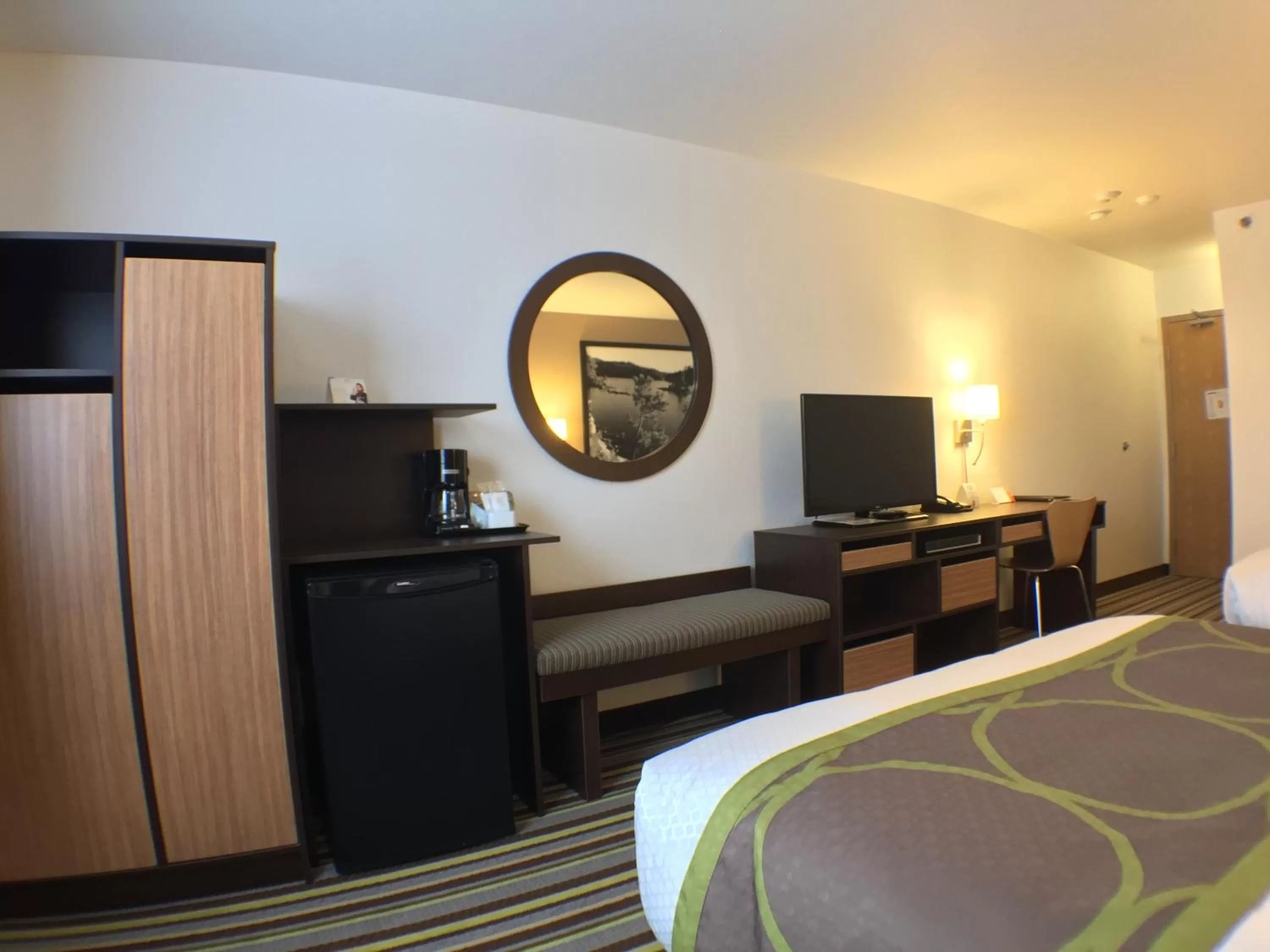 Photo of the whole room, Bed in Super 8 by Wyndham Kenora