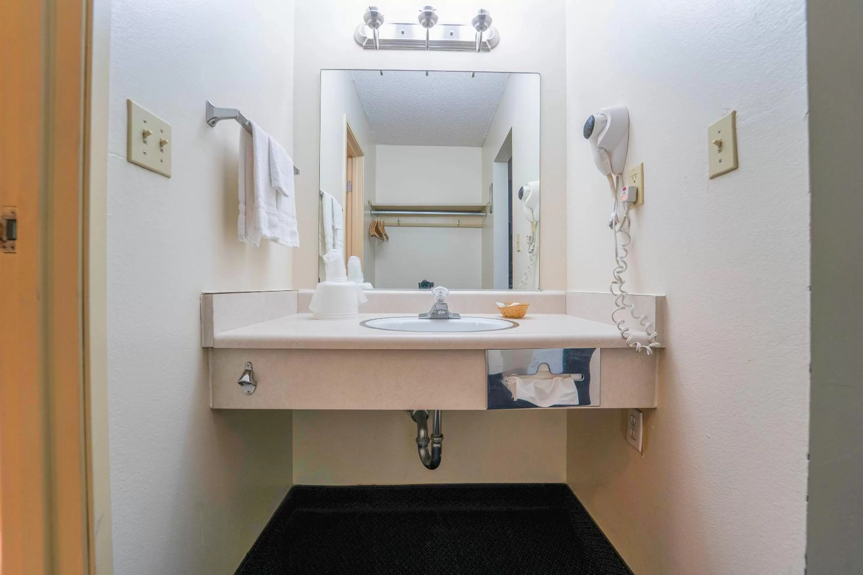 Bathroom in Royal Plaza Inn