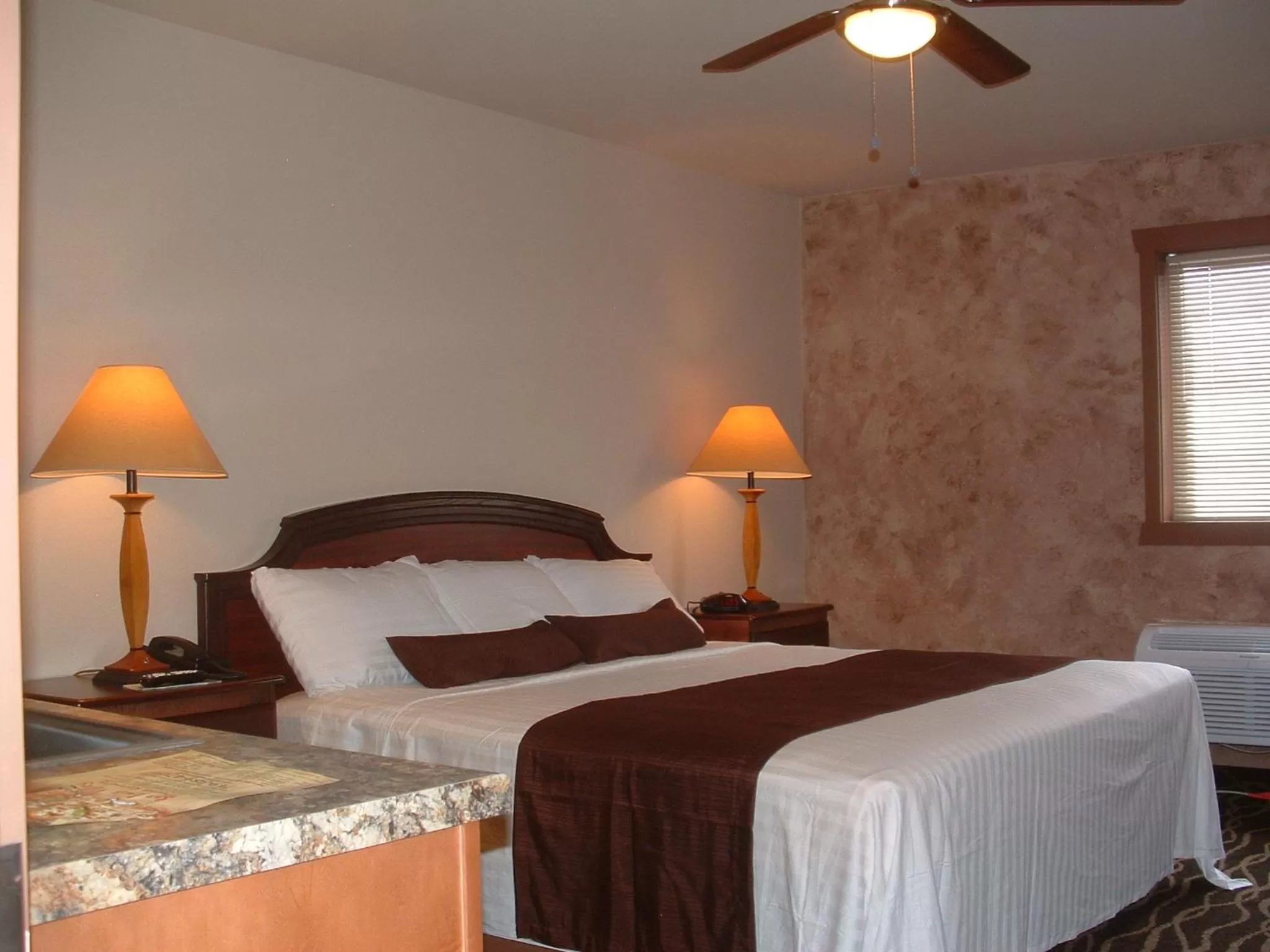 Bedroom, Bed in The Sunset Inn