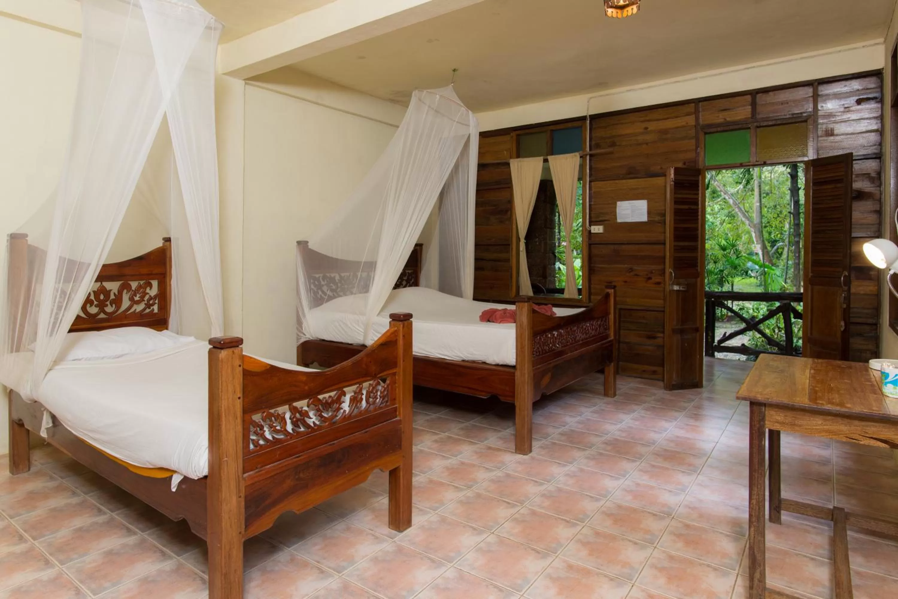 Photo of the whole room, Bed in Art's Riverview Lodge