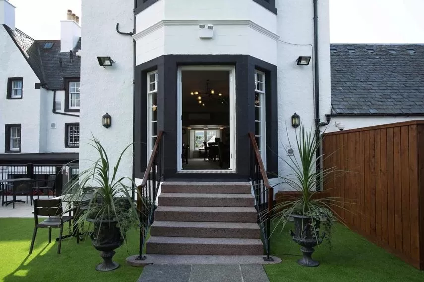 Facade/entrance in The Cross Keys