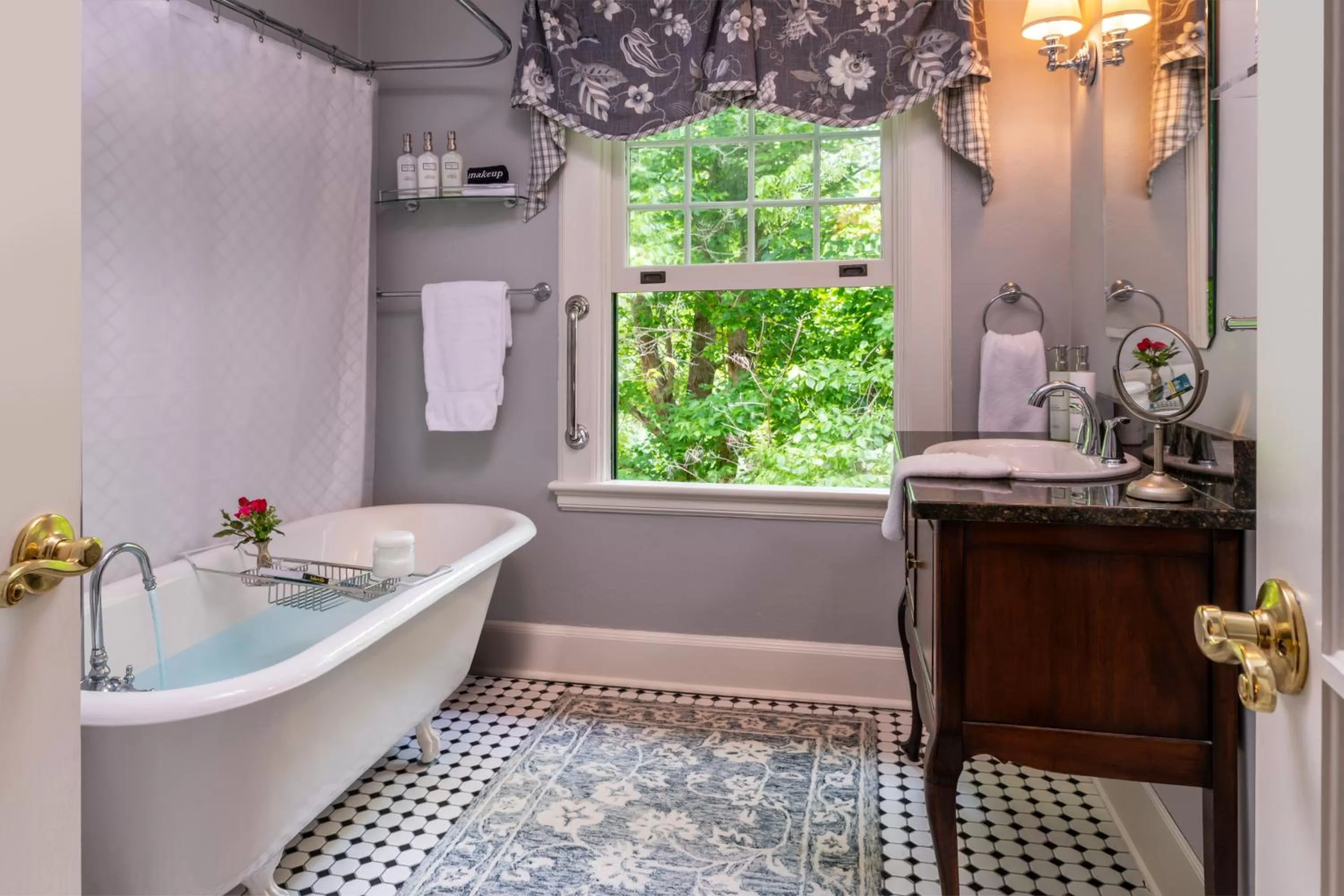 Bath, Bathroom in Pinecrest Bed & Breakfast