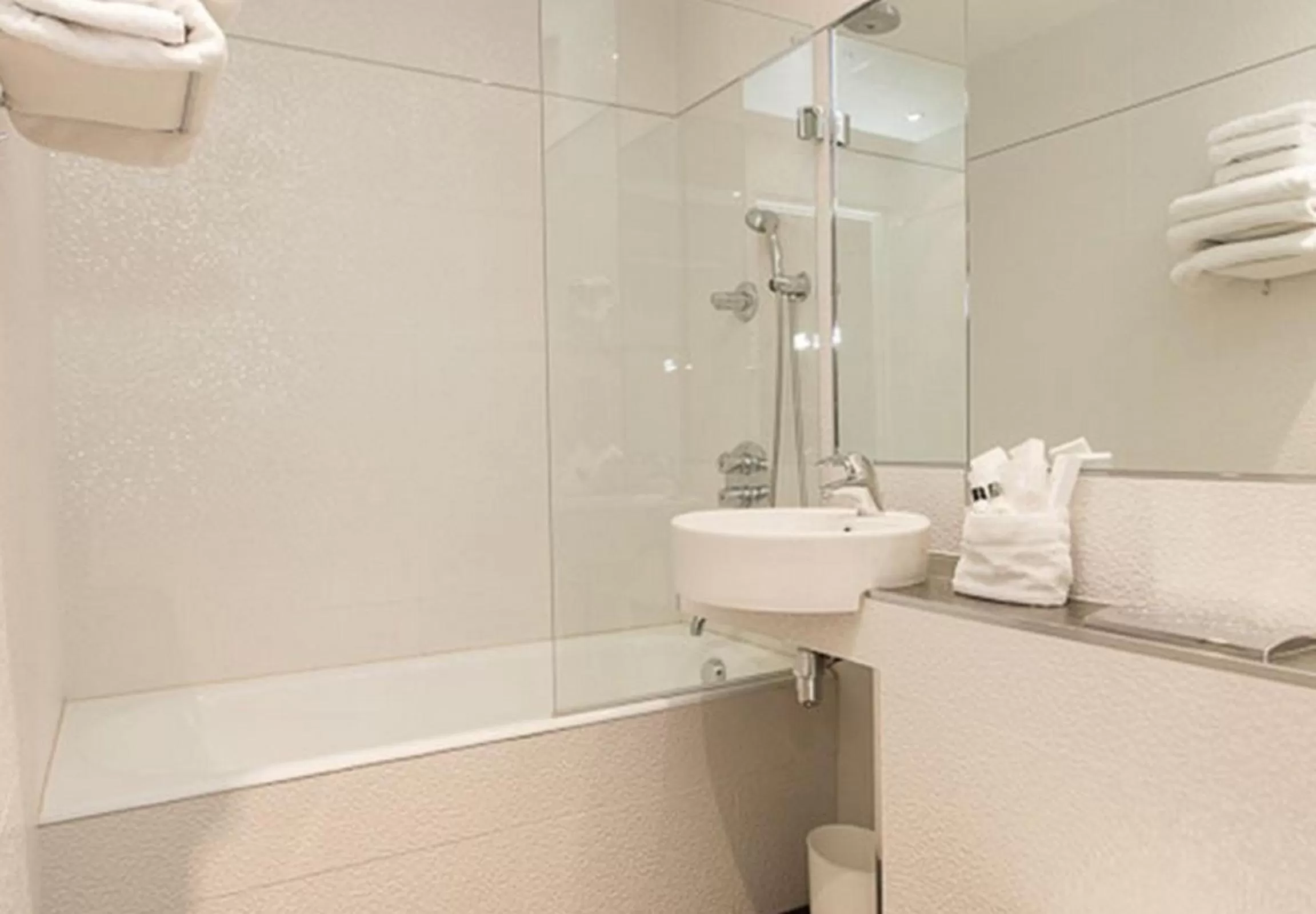 Bathroom in Hôtel De La Paix