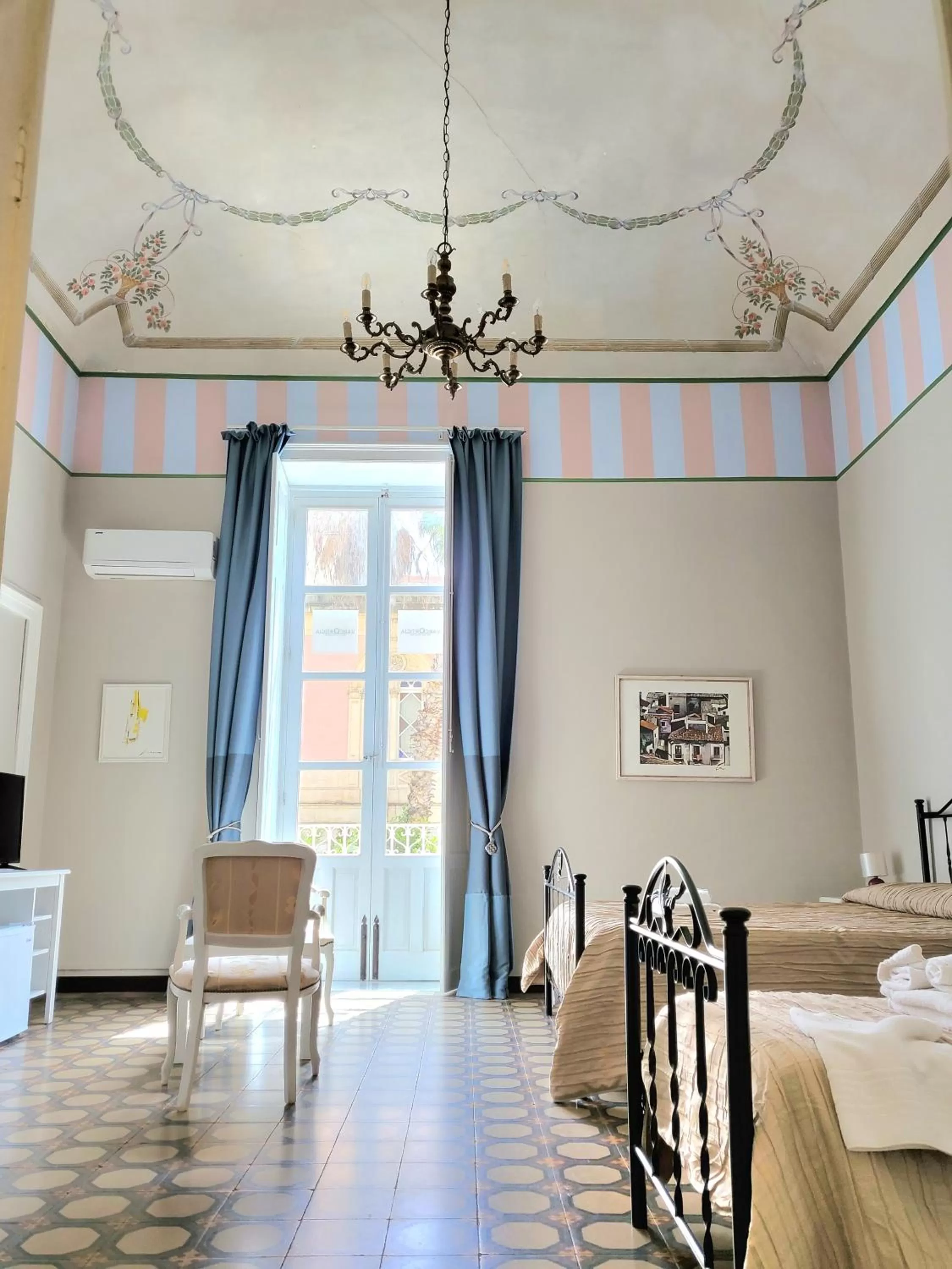 Dining Area in varcOrtigia Bed and Breakfast