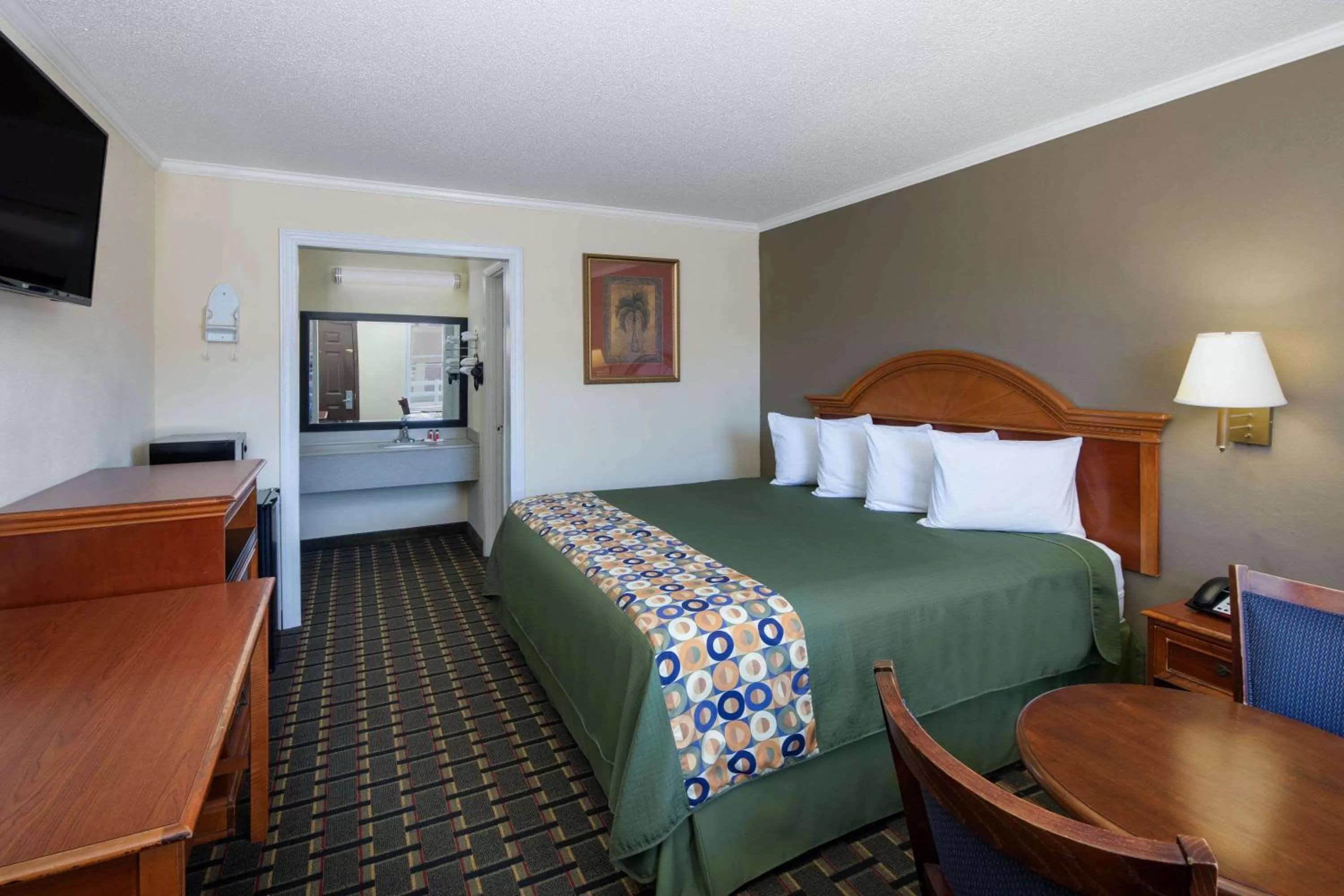 Photo of the whole room, Bed in Travelodge by Wyndham Orangeburg