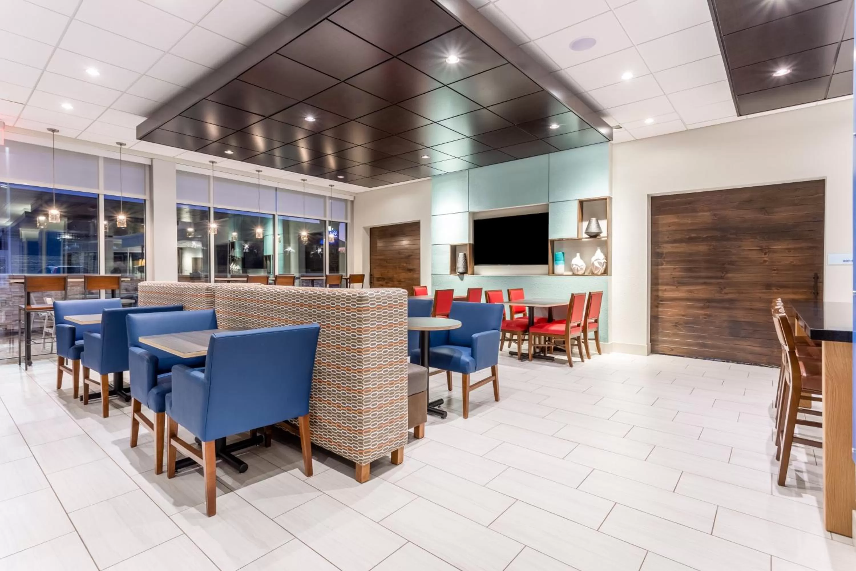 Breakfast in Holiday Inn Express & Suites - Florence - Cincinnati Airport by IHG