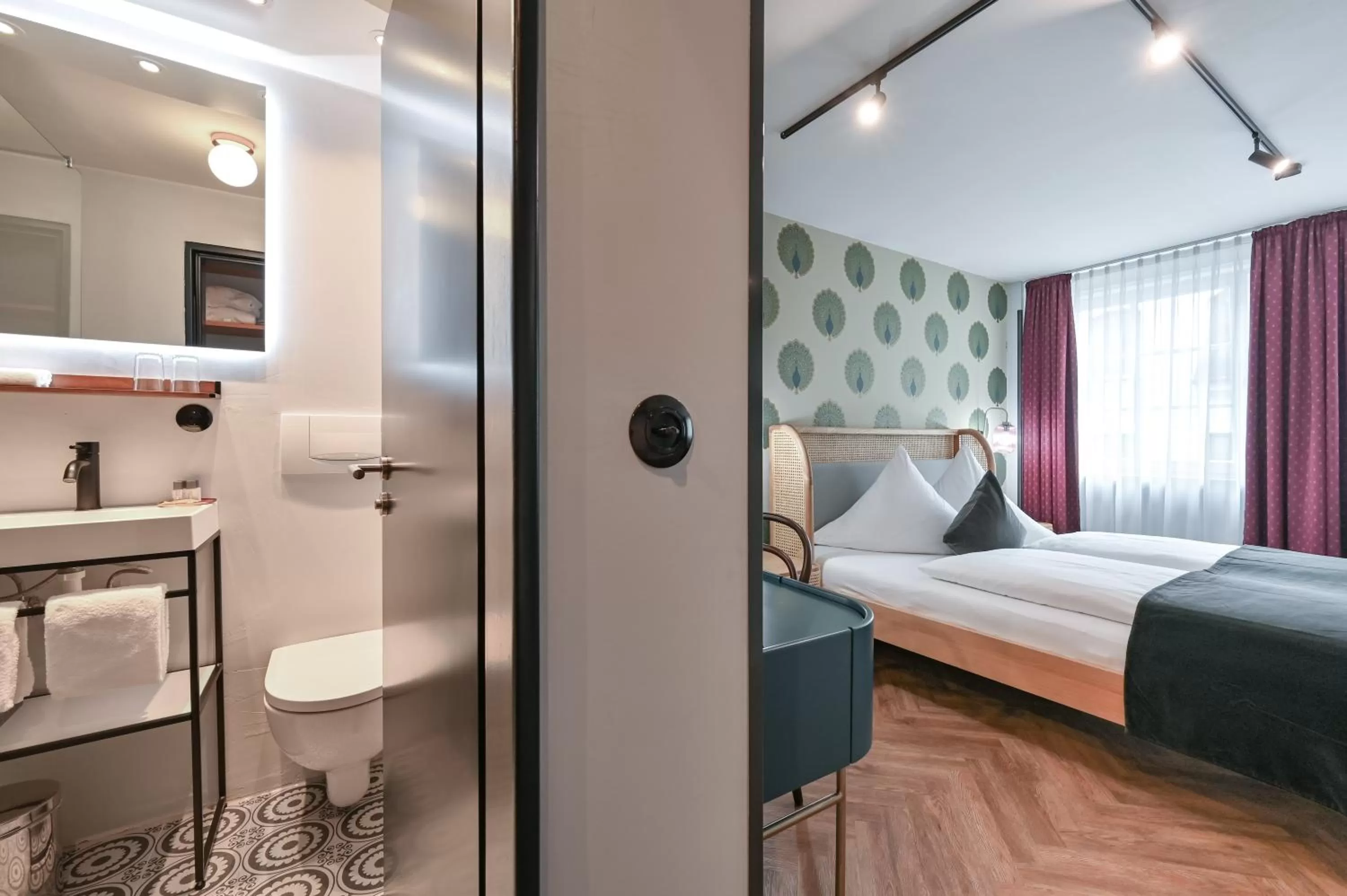 Bathroom, Bed in Hotel Sonne