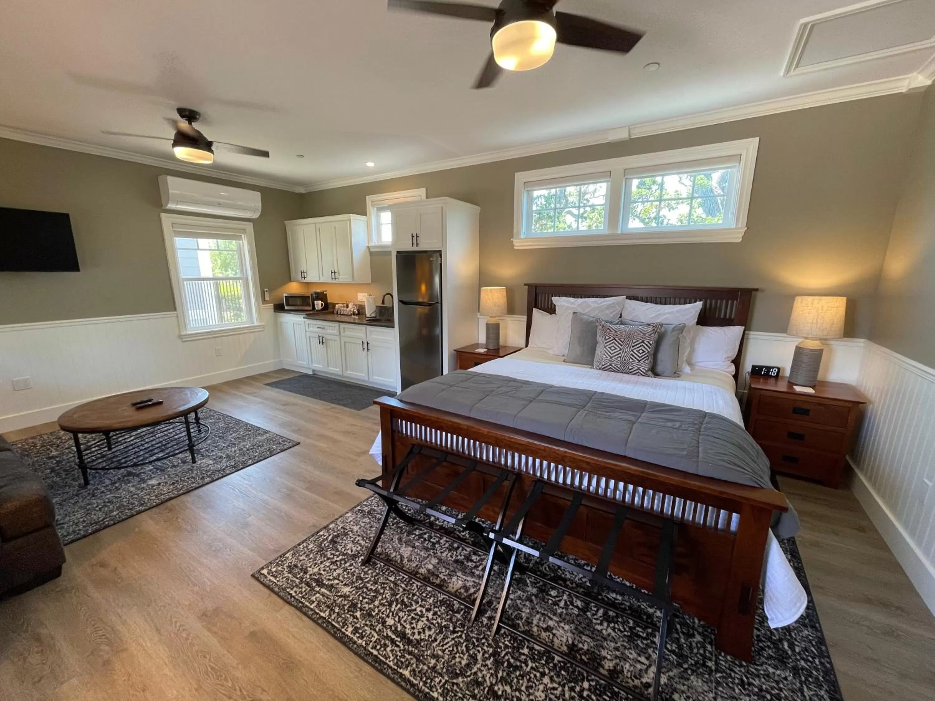 Bed in ForFriends Inn Wine Country Bed and Breakfast