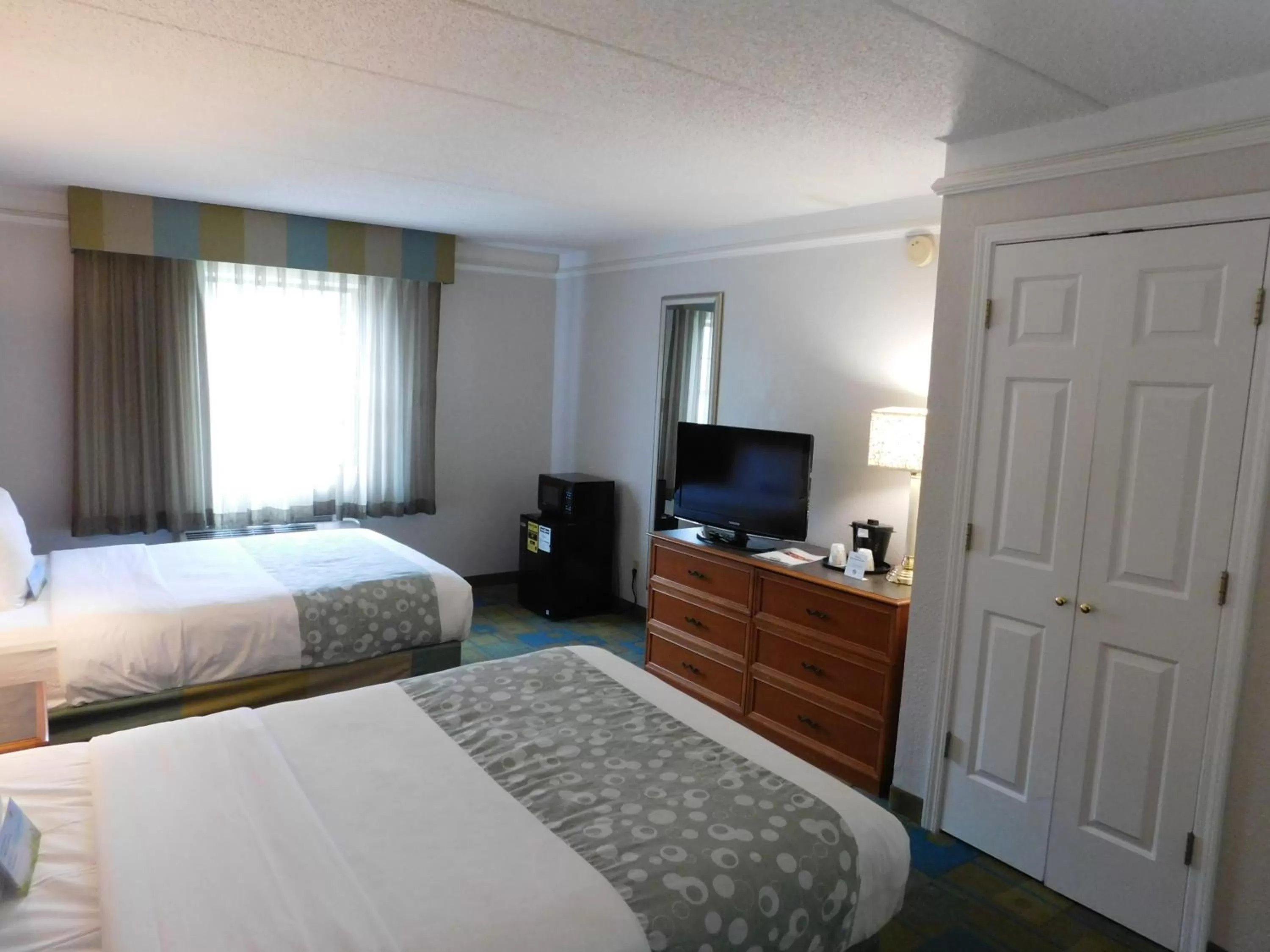 Deluxe Double Room with Two Double Beds - Disability Access/Non-Smoking in Days Inn & Suites by Wyndham Schaumburg- Woodfield Mall