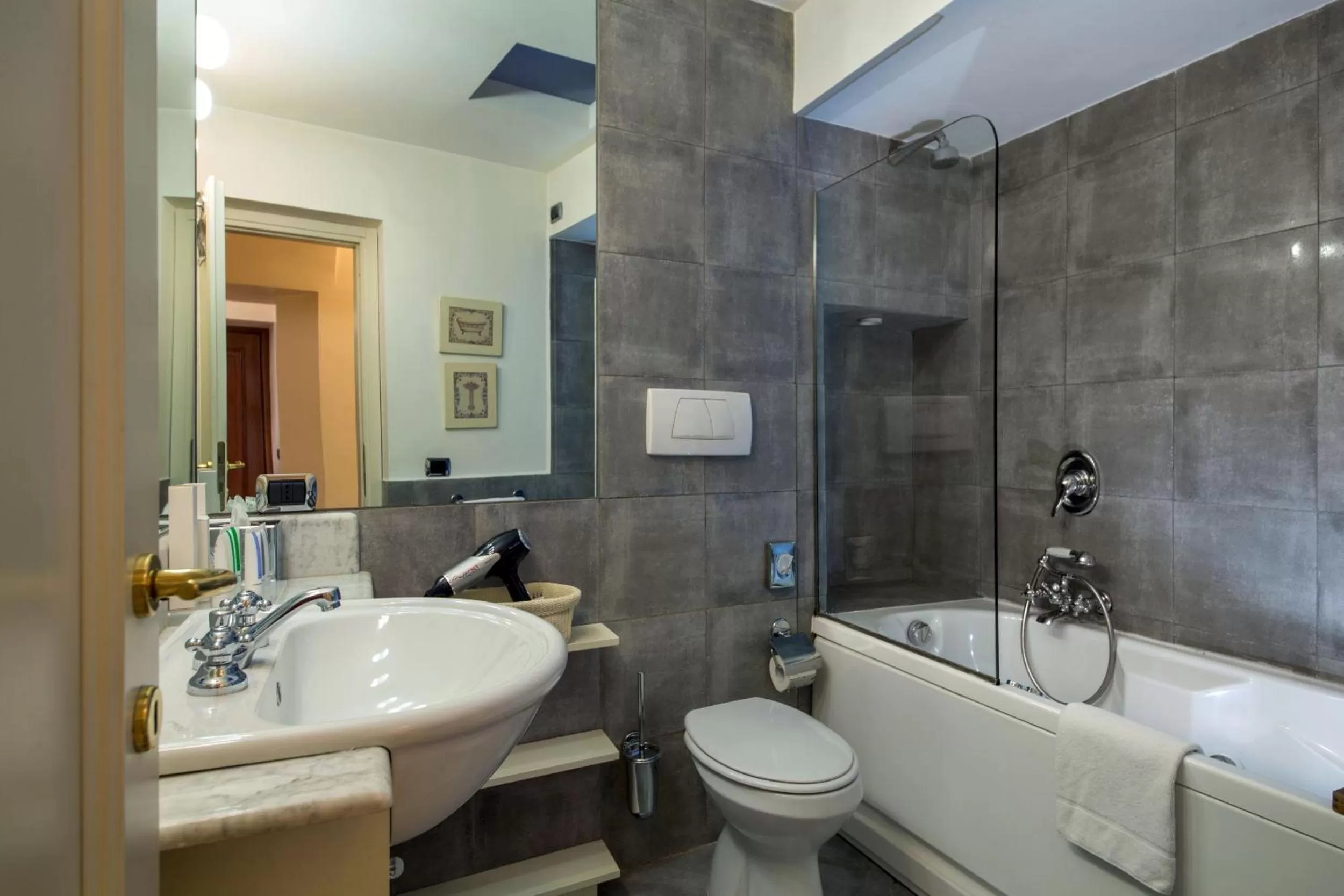 Shower in Hotel Adriano