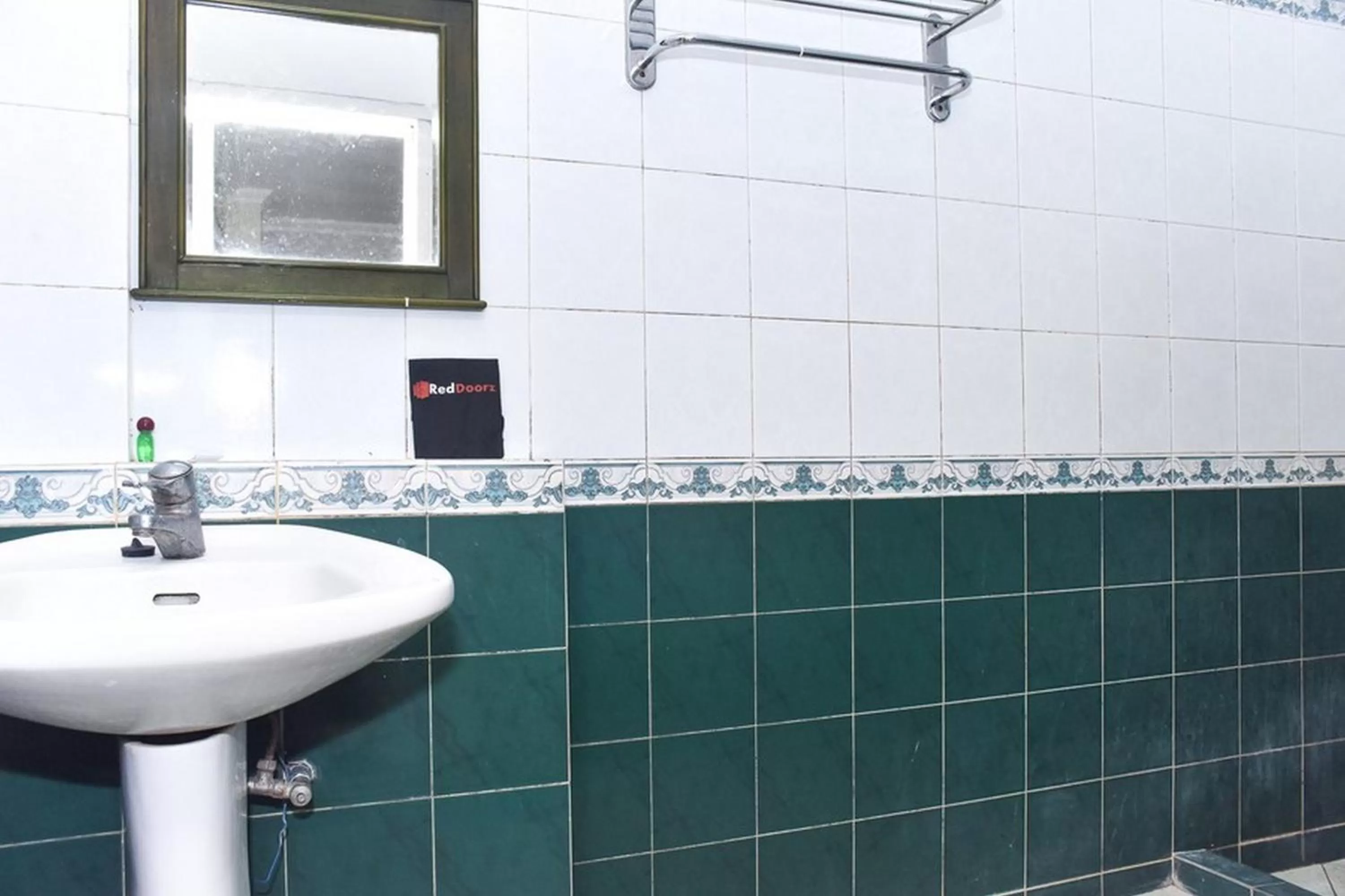 Bathroom in RedDoorz near Kampung Warna Warni