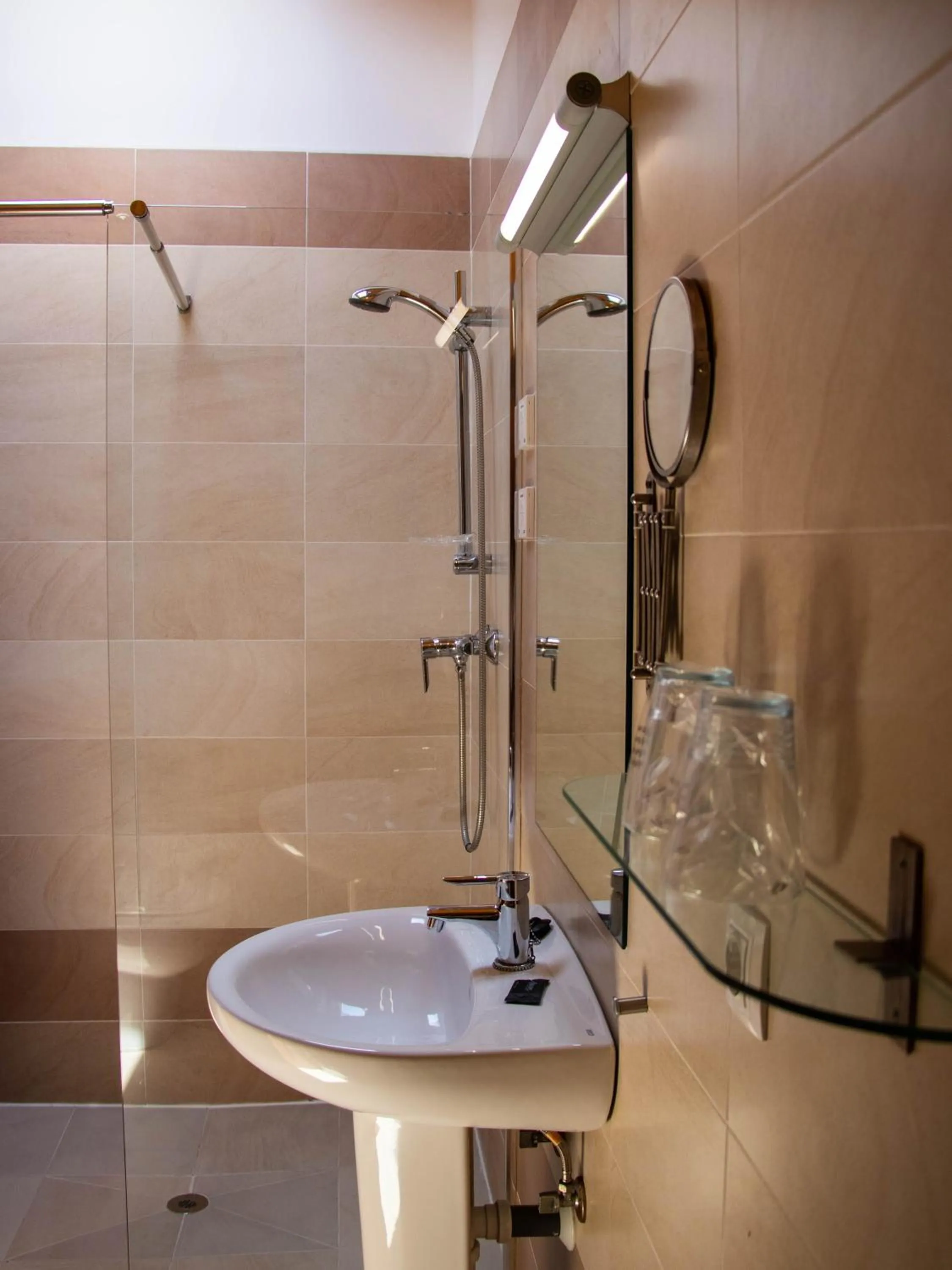 Shower in Hotel Arrope