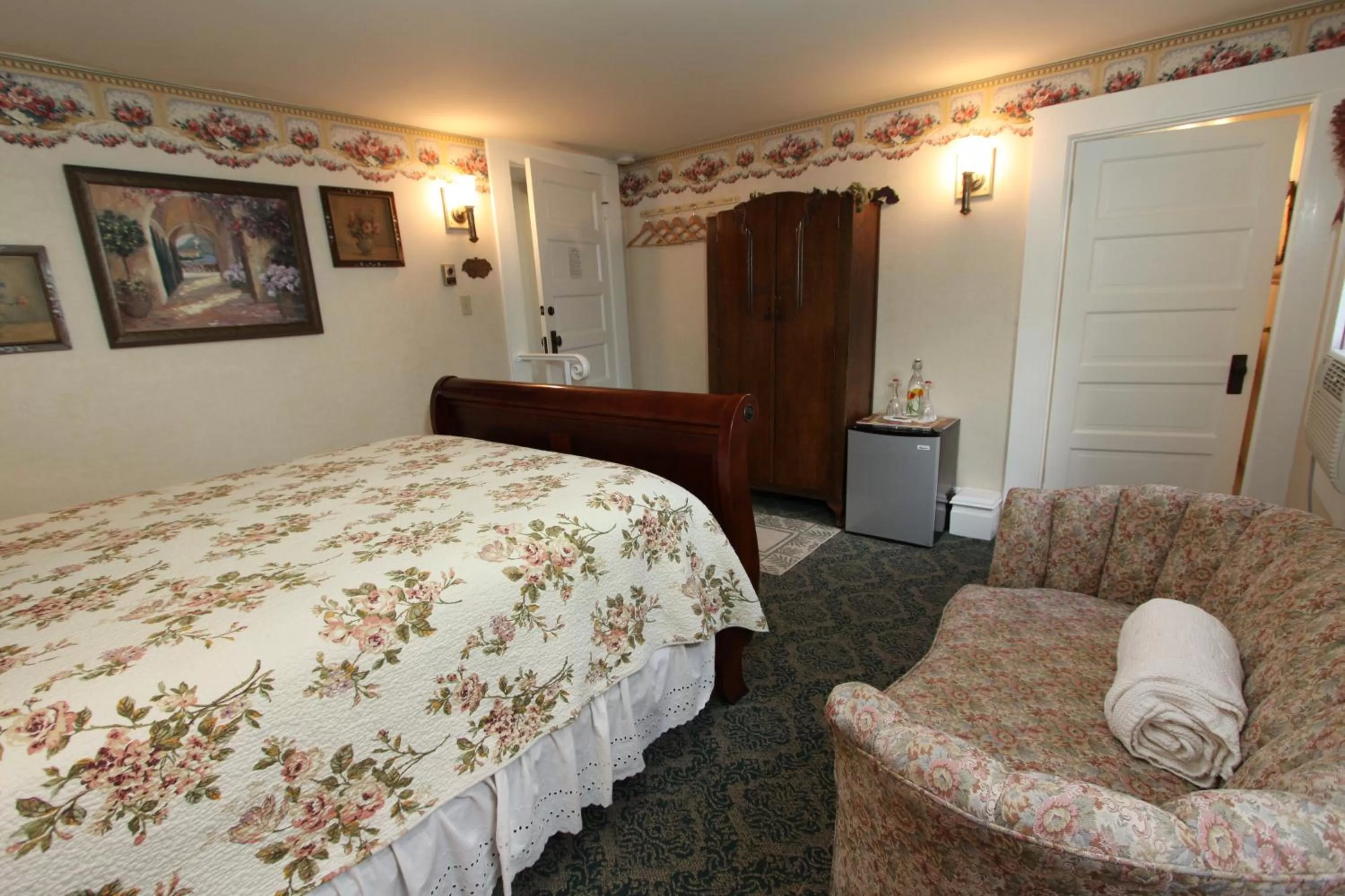 Bed in The Raford Inn