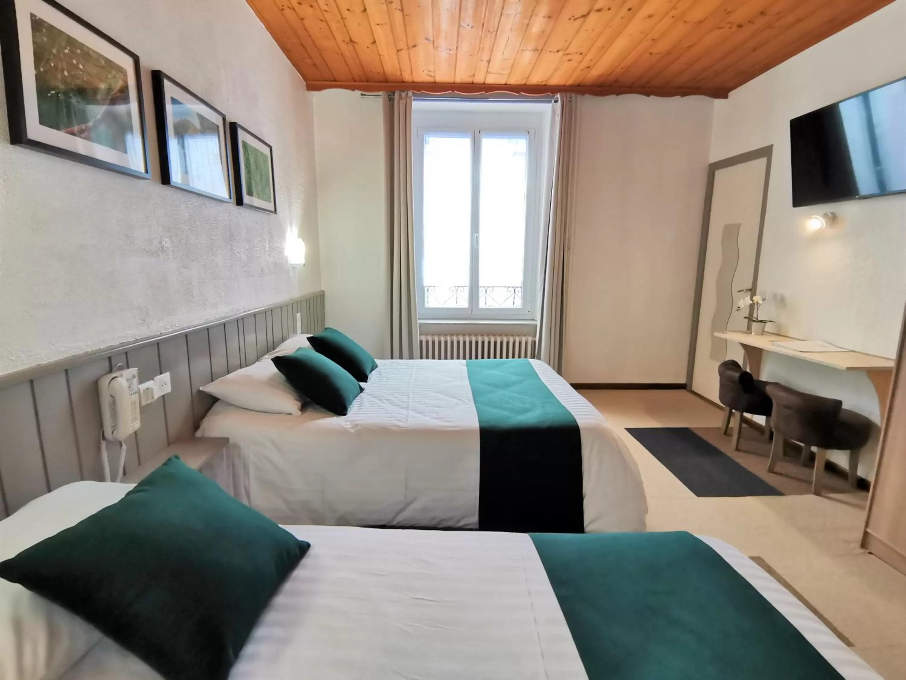 Bed in Hotel Les Montagnards