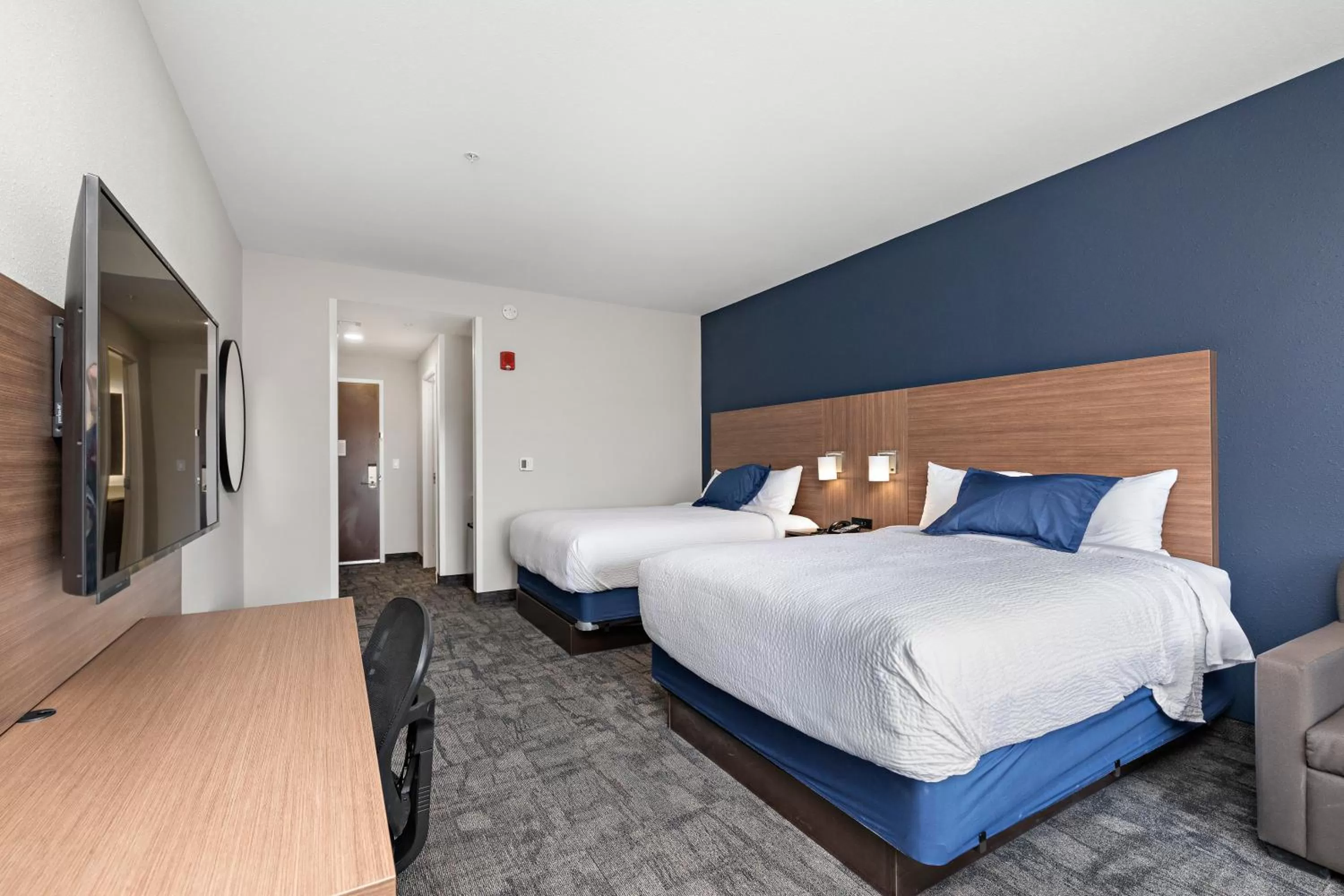 Bed in Holiday Inn Express Kansas City North Parkville by IHG