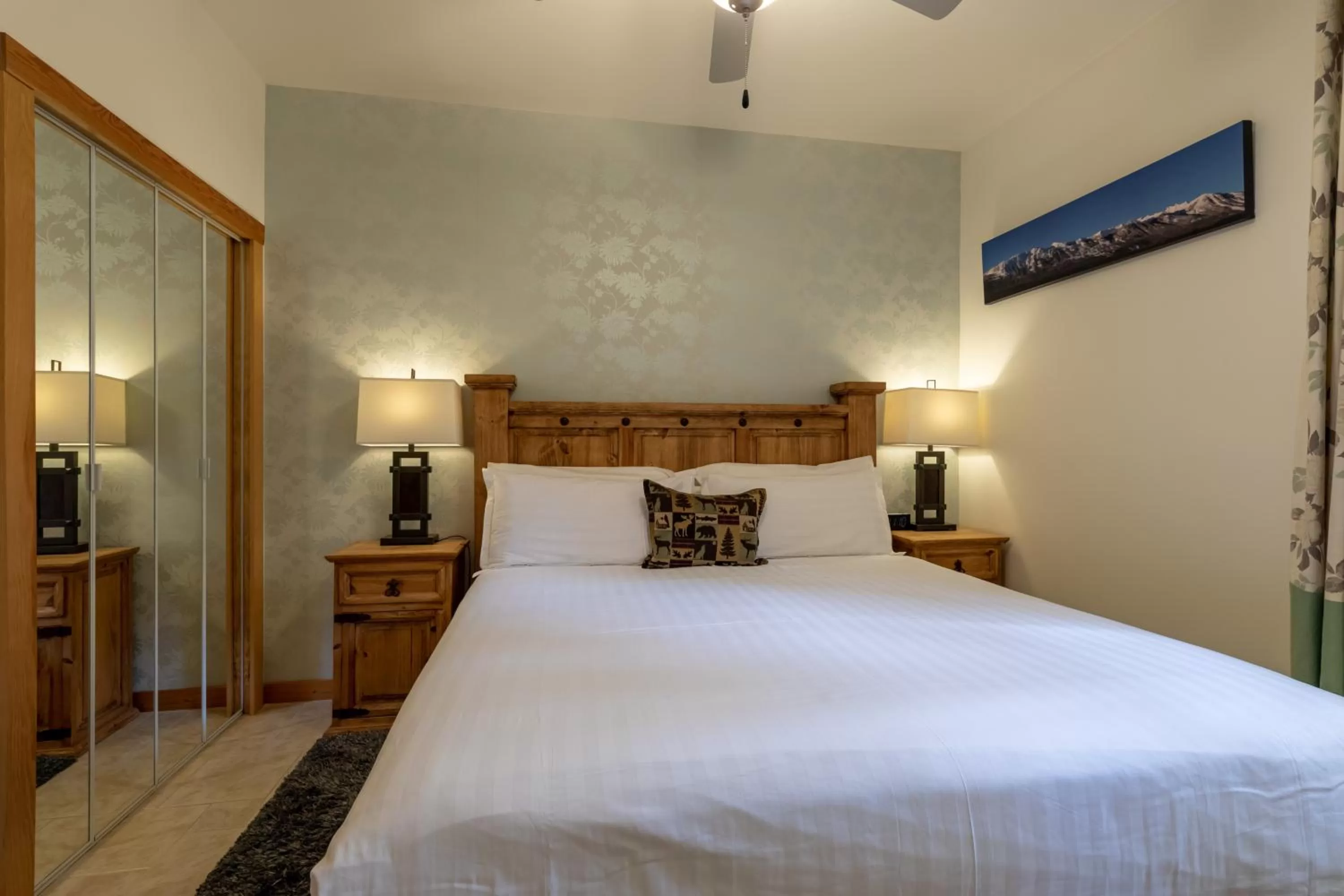 Bedroom, Bed in Canyon Ridge Lodge