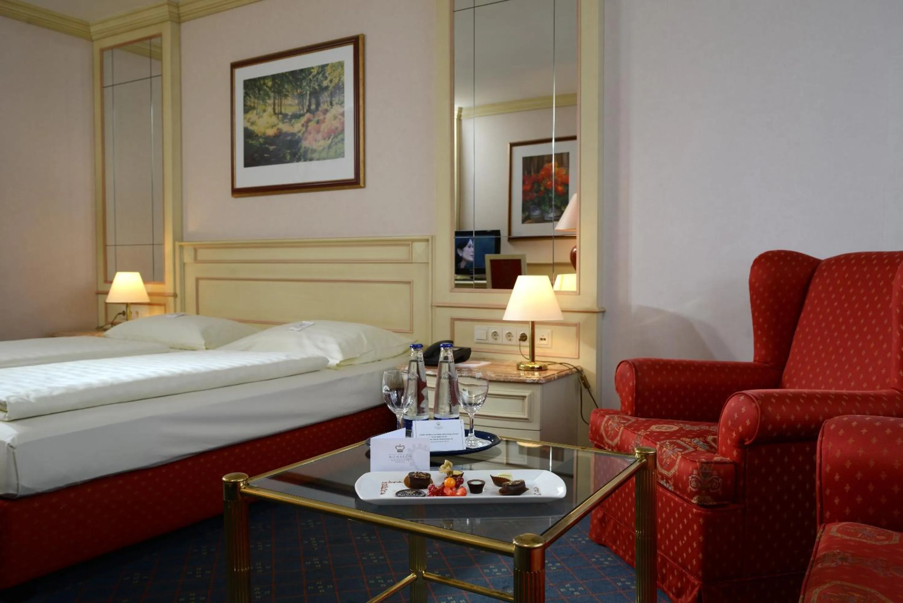 Photo of the whole room, Bed in The Monarch Hotel